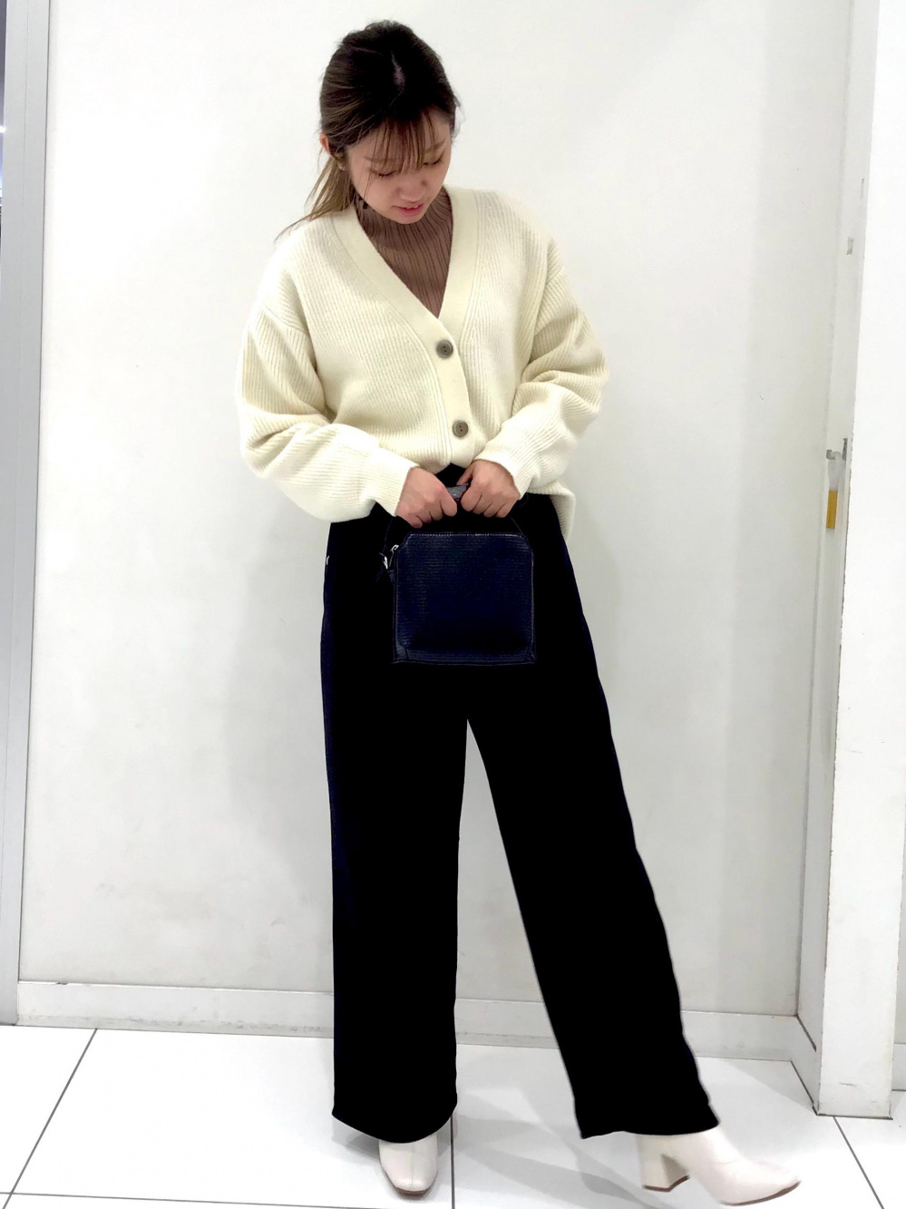 イージードローストリングセミワイドパンツ」の着用
