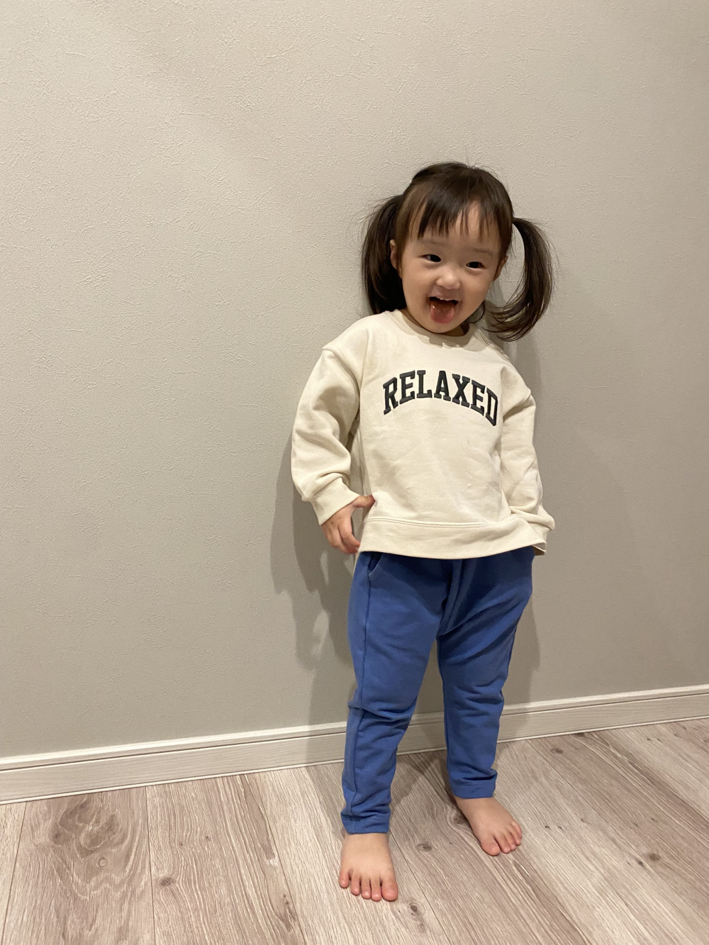 BABY(TODDLER)イージーテーパードパンツ(サマナルパンツ)」の着用