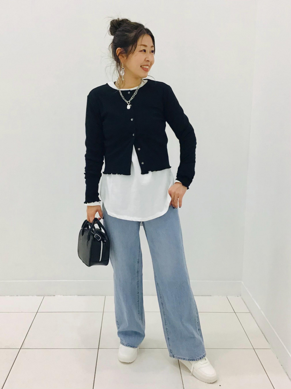 フリルブラウス(半袖)、ワイドイージークロップドパンツ」の着用 フリルブラウス(半袖)、ワイドイージークロップドパンツ」の着用