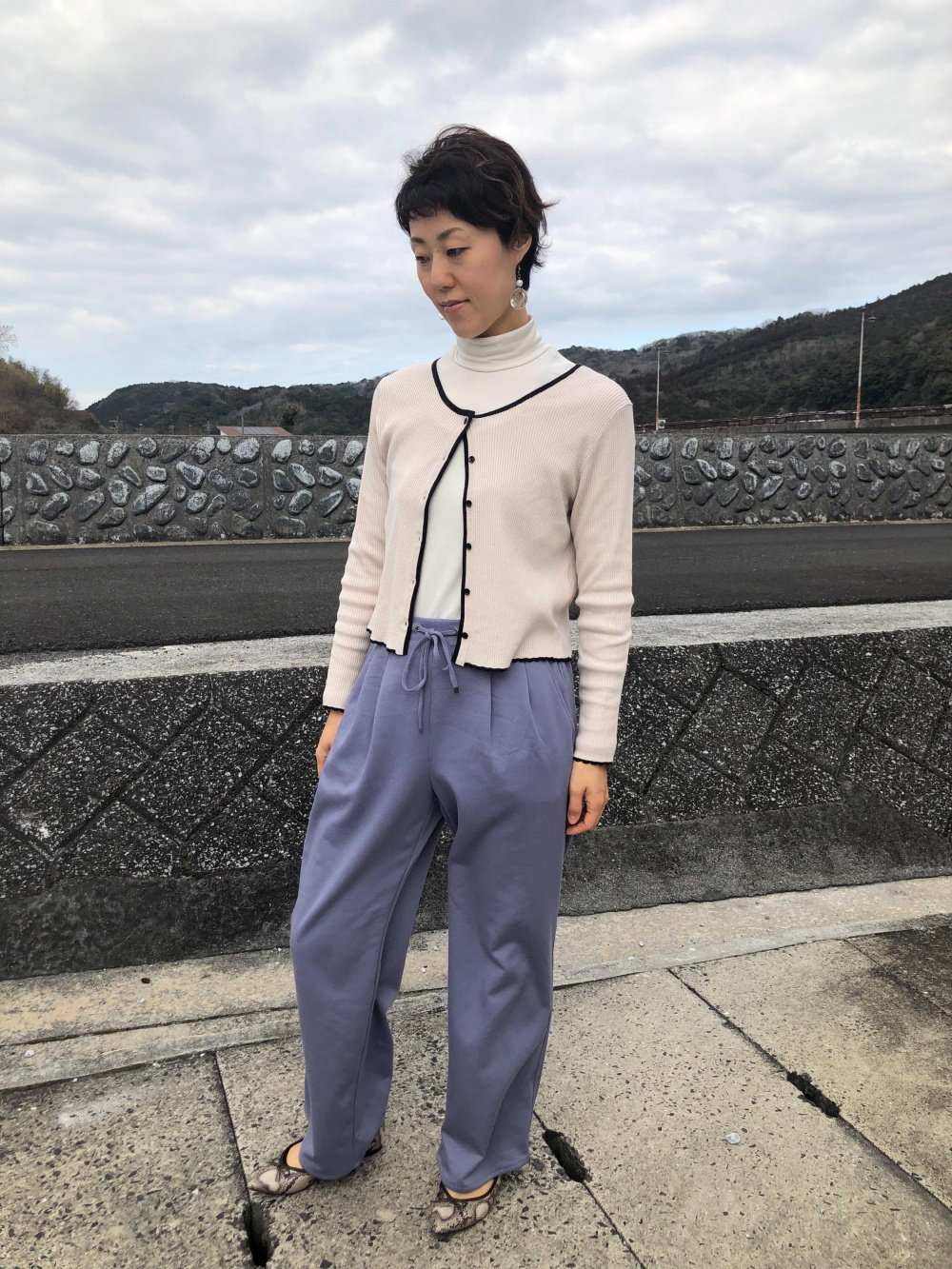 イージードローストリングセミワイドパンツ」の着用
