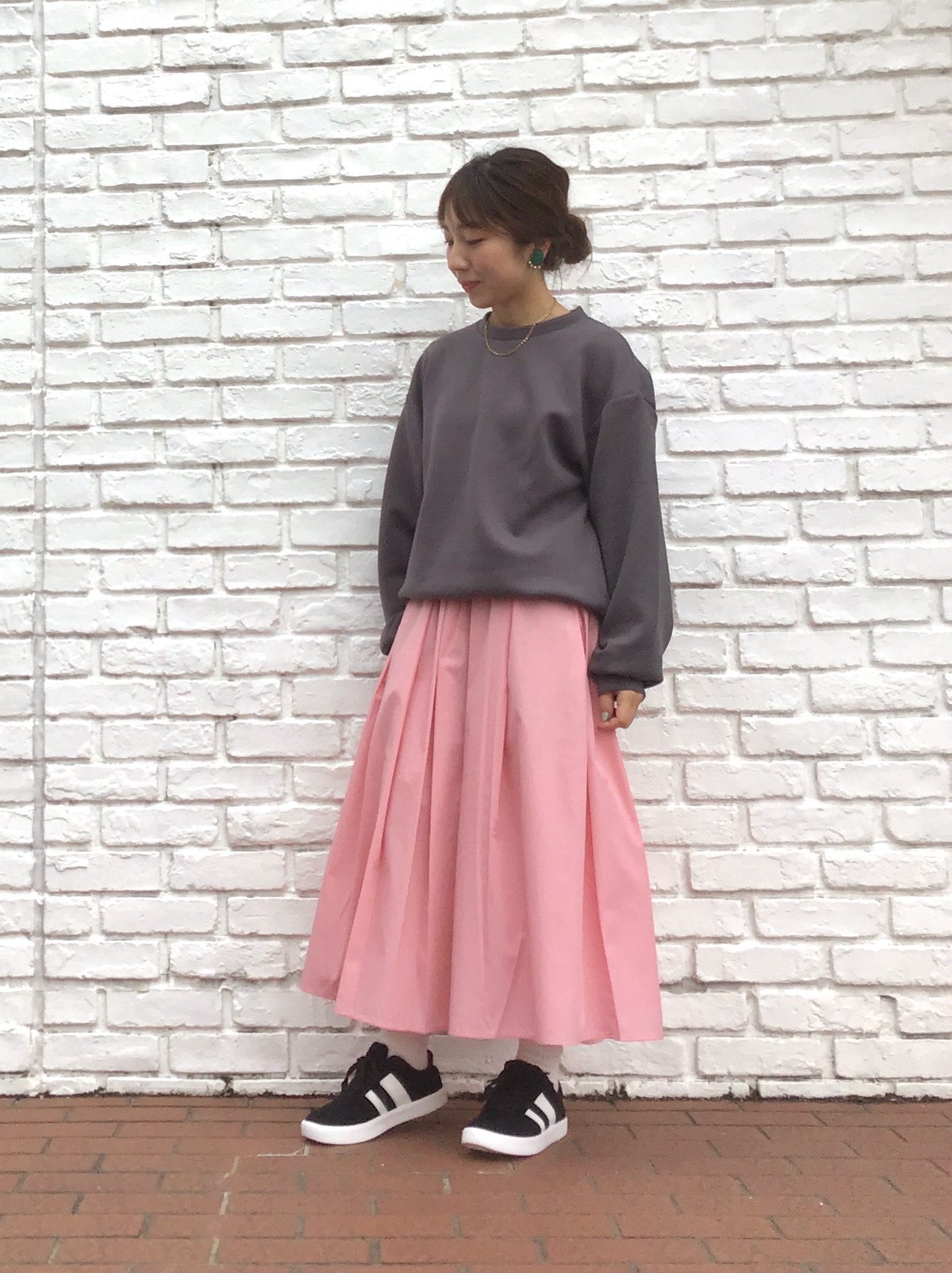 ダブルフェイスビッグプルオーバー 長袖 とタックフレアカラーミディスカートのコーデ Gu公式 Styling Book