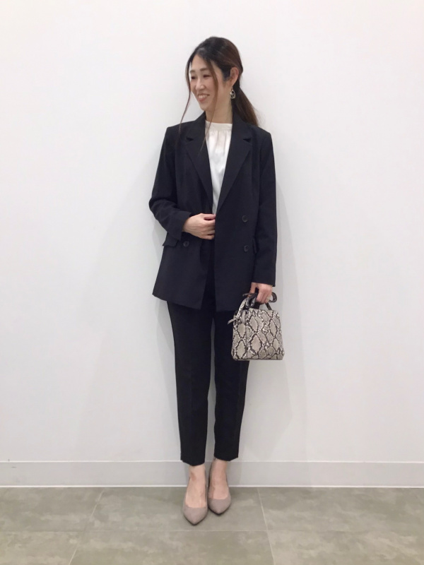 黒をクリーンに着る大人のコーデ術】襟元や足元に少しだけ白を