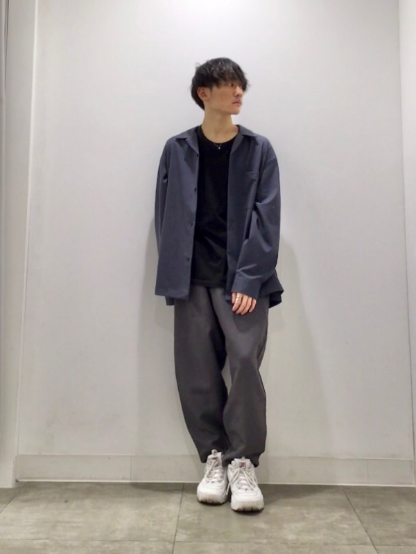 オープンカラーシャツ(長袖)(セットアップ可能)、カラースラックス+EC