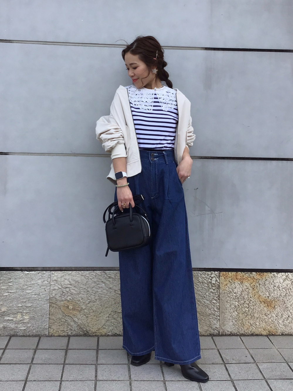 ヘアリーカラーセーター(長袖)Q、刺繍レース付け襟」の着用
