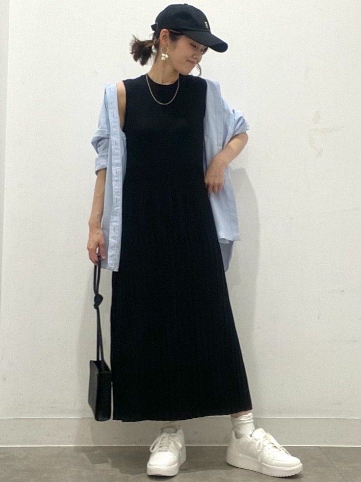 オーバーサイズシャツ(長袖)、リブニットワンピース(ノースリーブ)Q  