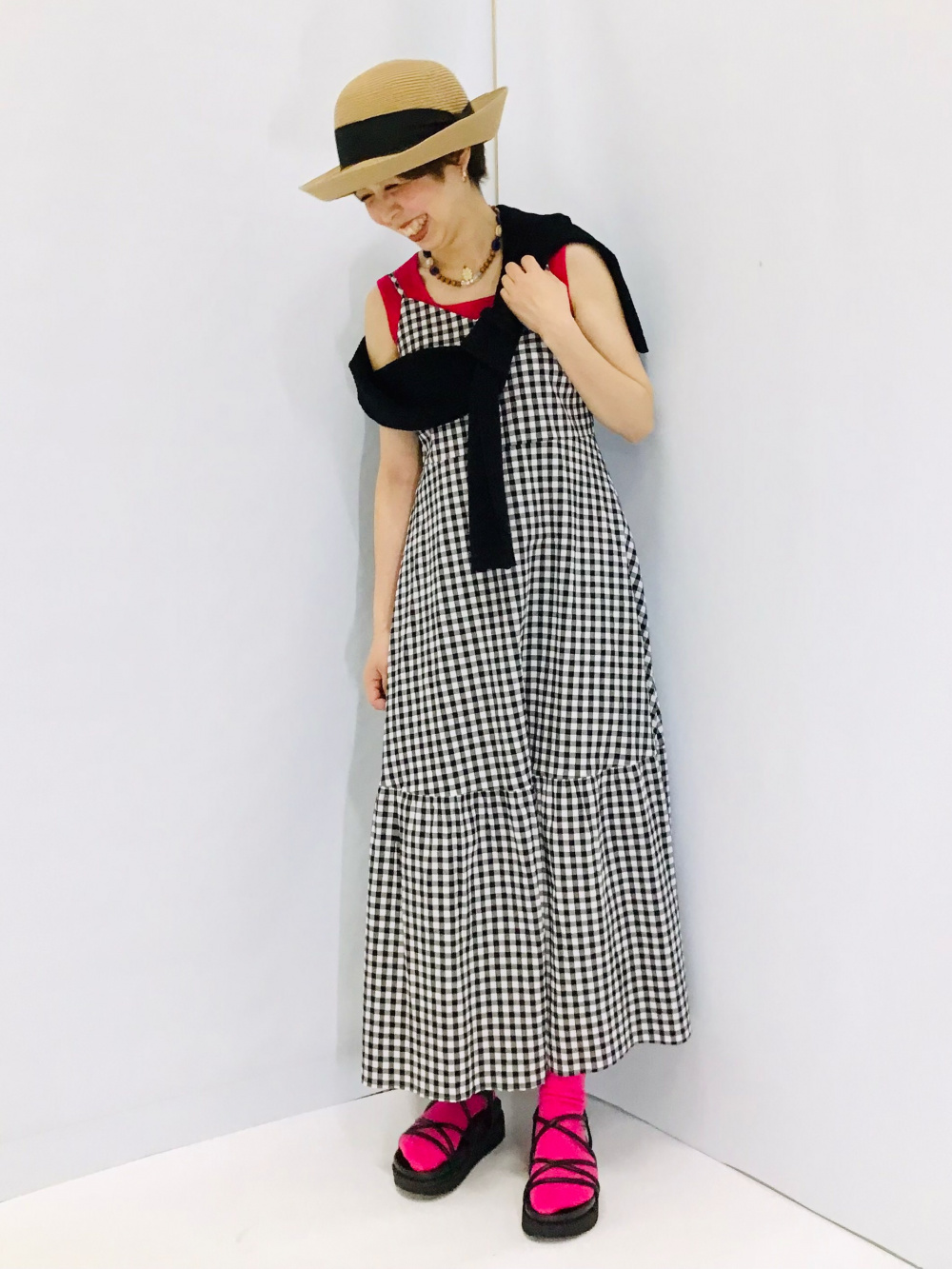 ギンガムチェックティアードキャミソールワンピースNTQ+E」の着用