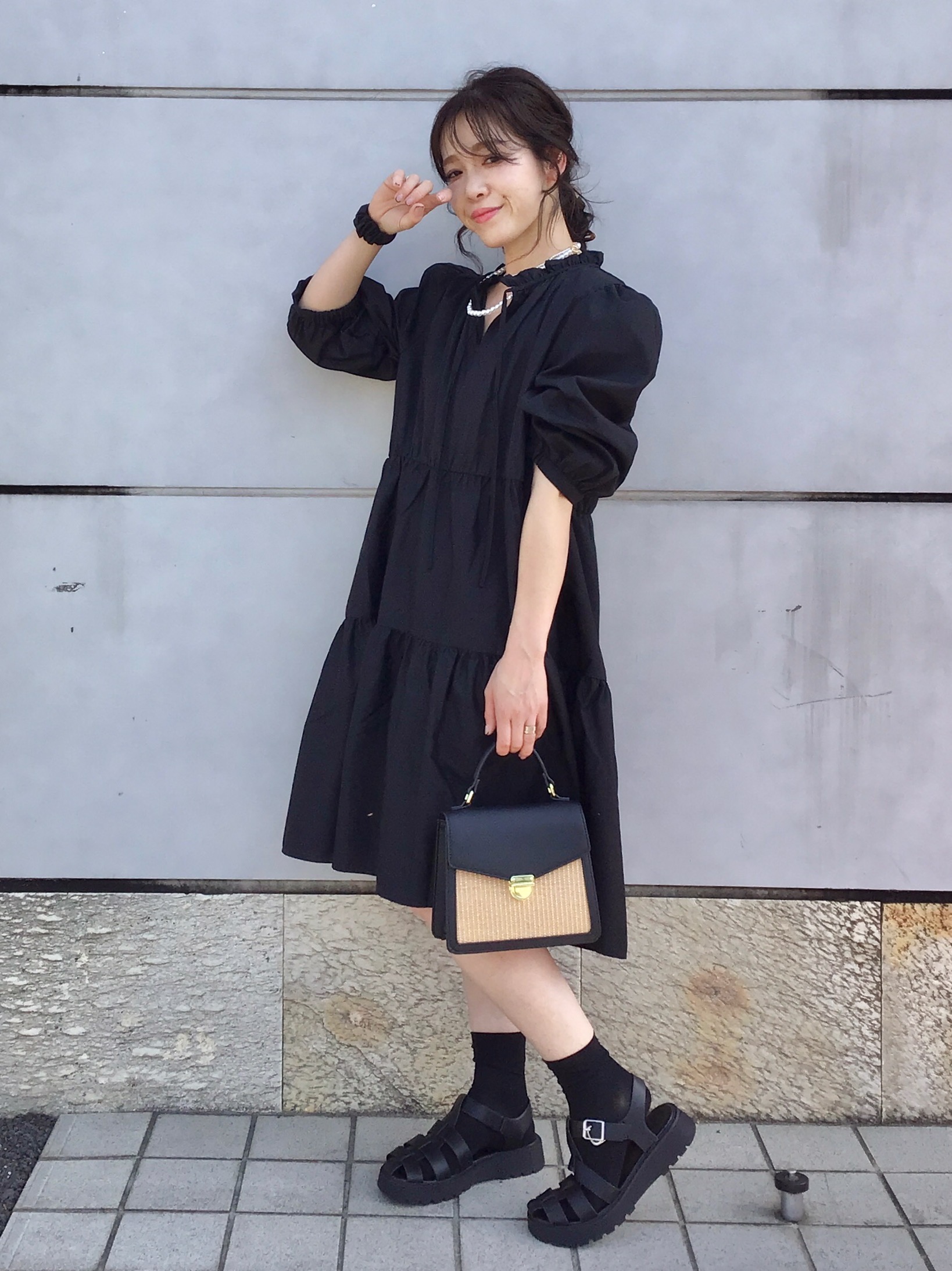 フリルネックティアードミニワンピース 7分袖 とザツザイミニショルダーバッグのコーデ Gu公式 Styling Book