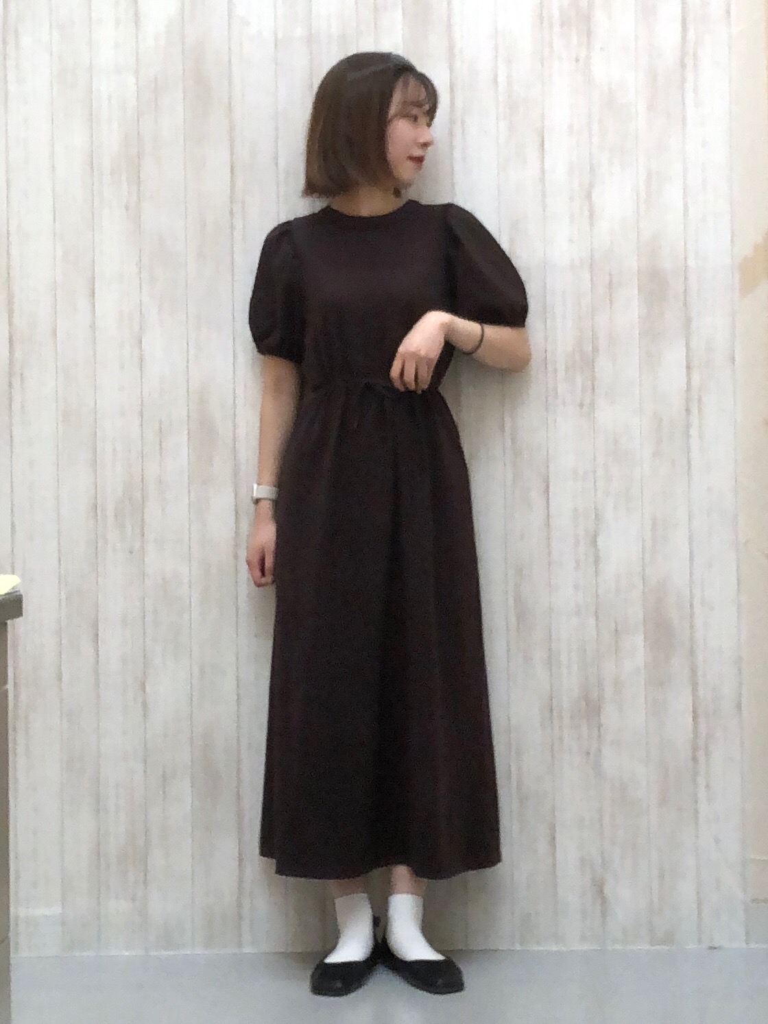 バックオープンワンピース 半袖 とギャザーシフォンフラットシューズのコーデ Gu公式 Styling Book