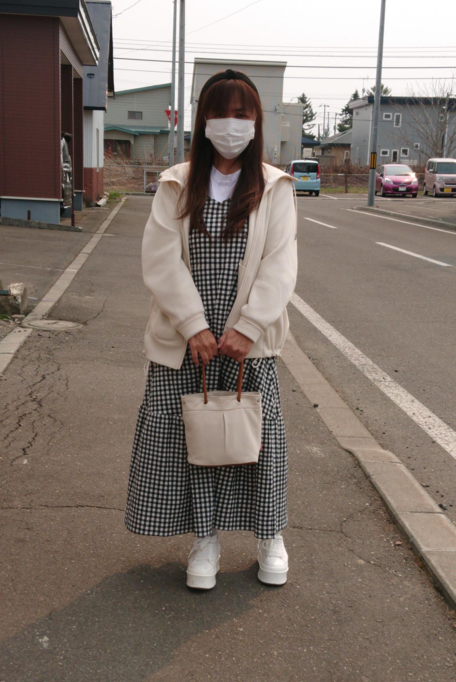 ギンガムチェックティアードキャミソールワンピースntq Eとドライラウンドヘムビッグt 長袖 のコーデ Gu公式 Styling Book