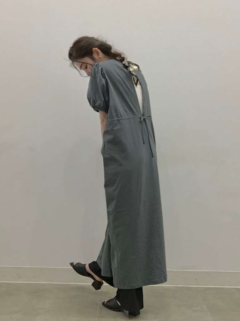 バックオープンワンピース 半袖 とブラフィール2wayクロップドキャミソールのコーデ Gu公式 Styling Book