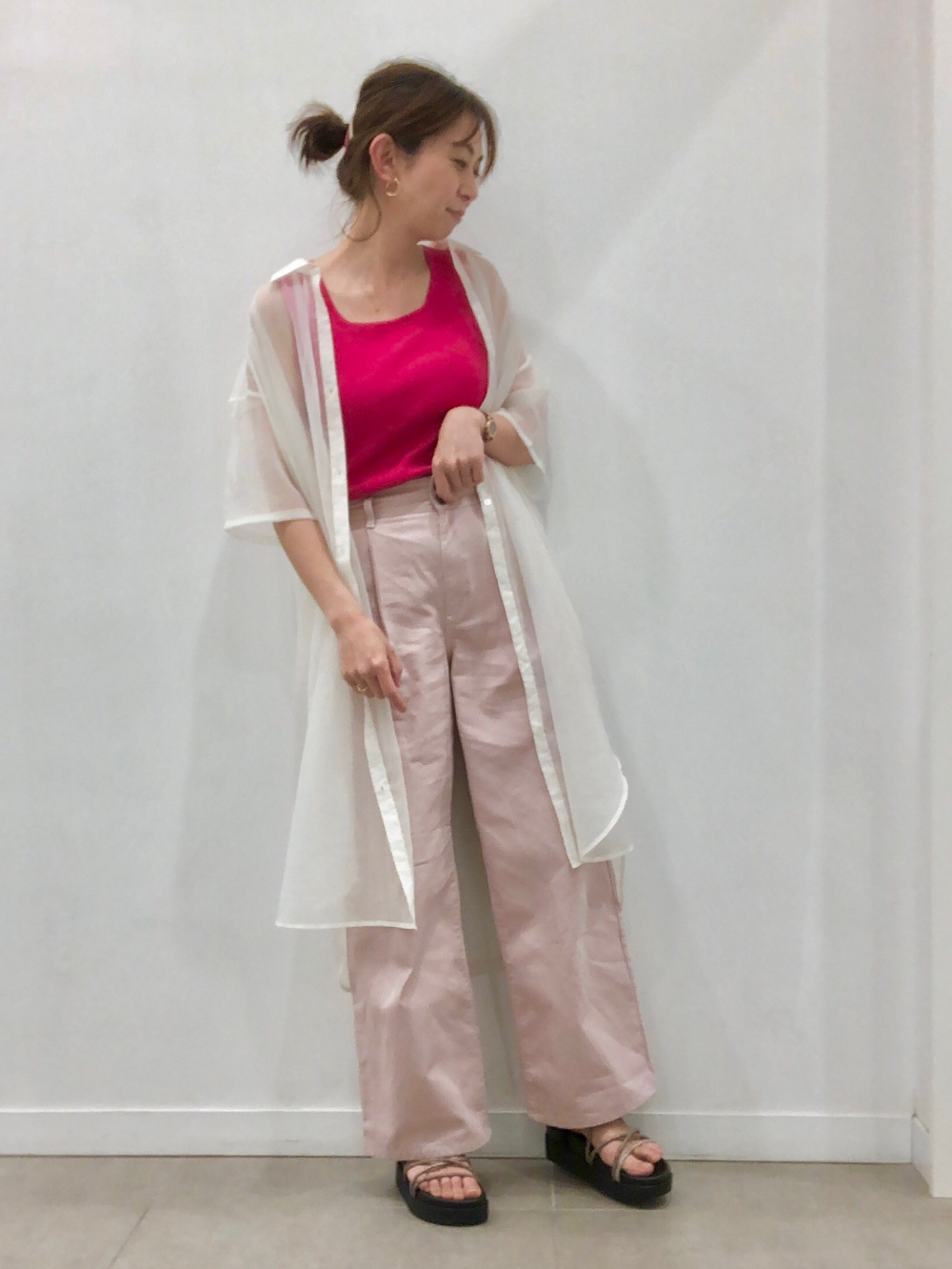 ライトデニムタックワイドパンツ+EC(丈長め78.5cm)」の着用  