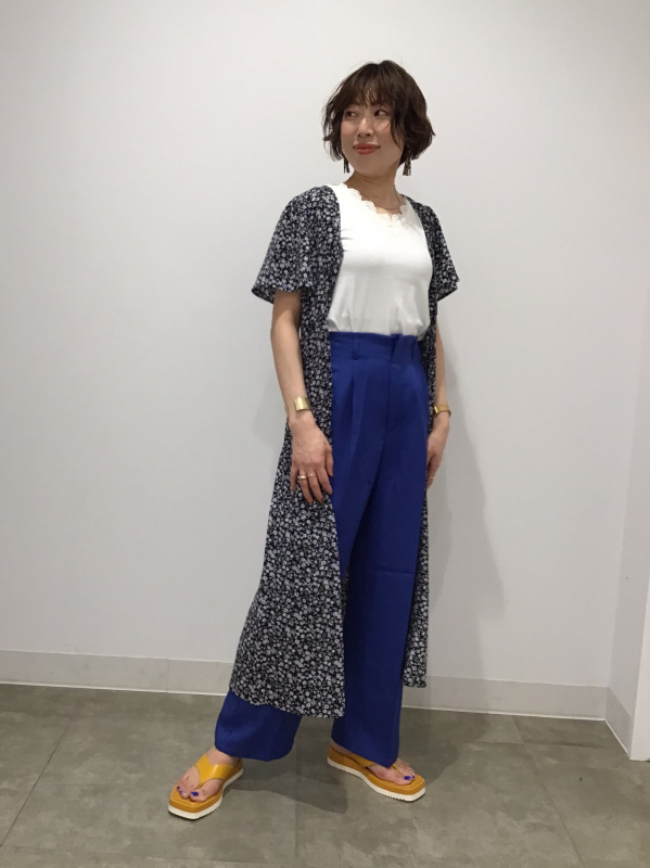 フラワーVネックフレアスリーブワンピース(半袖)（レディース）の着用