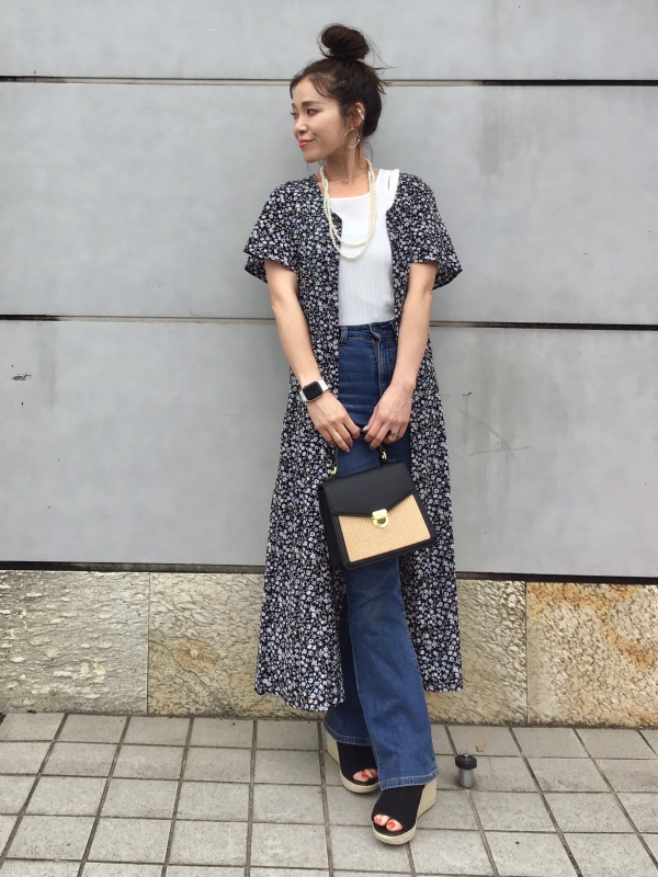 フラワーVネックフレアスリーブワンピース(半袖)（レディース）の着用