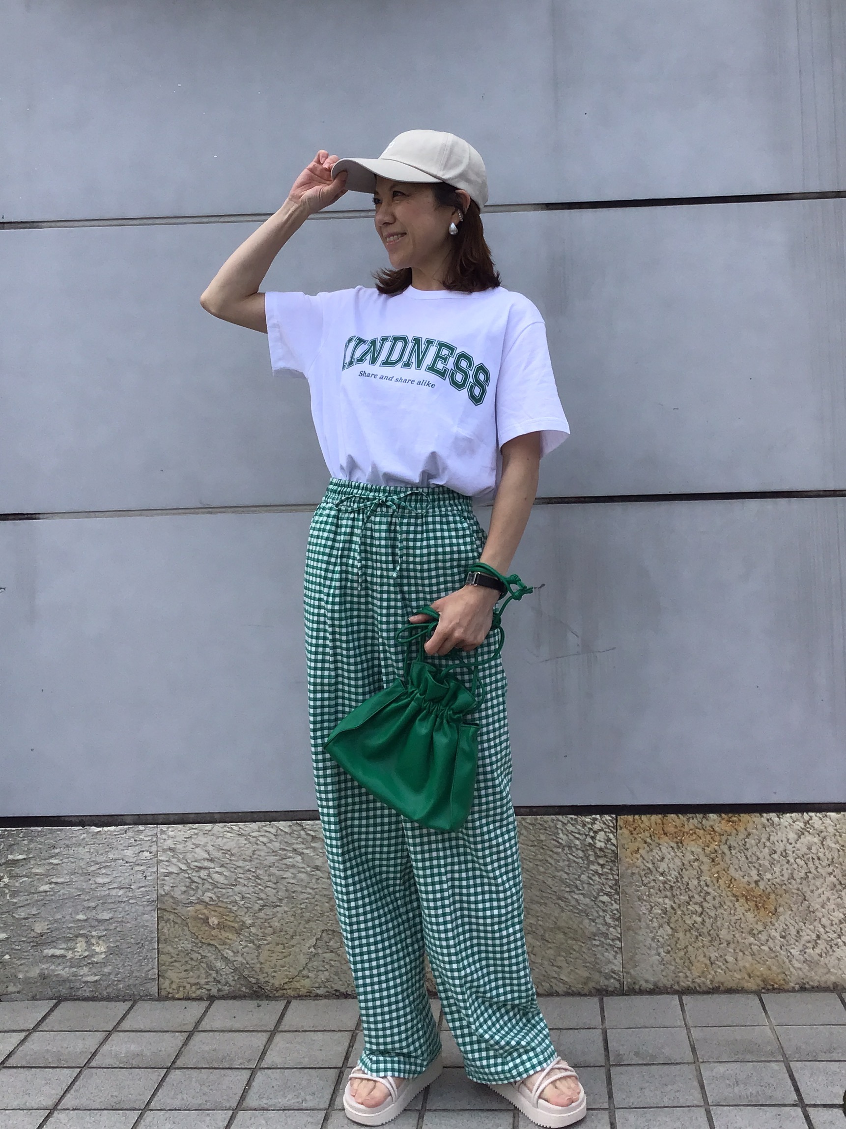 チェックイージーセミワイドパンツとロゴキャップのコーデ Gu公式 Styling Book