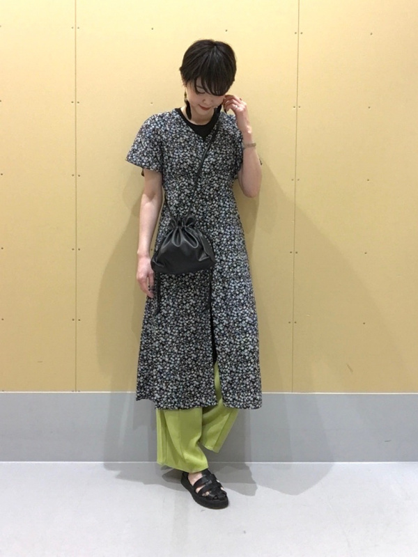 フラワーVネックフレアスリーブワンピース(半袖)（レディース）の着用