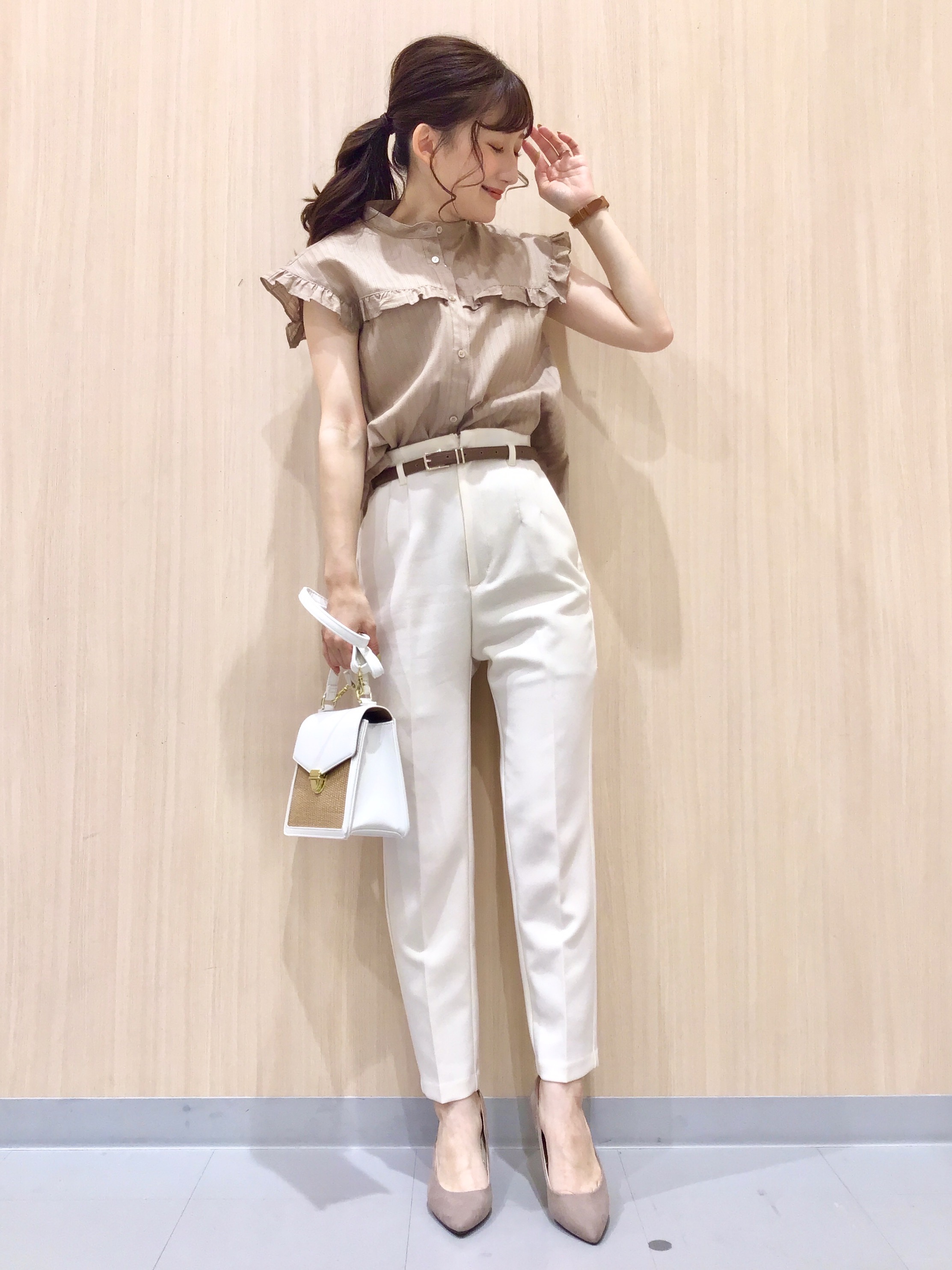 フリルブラウス 半袖 とハイウエストテーパードパンツzのコーデ Gu公式 Styling Book