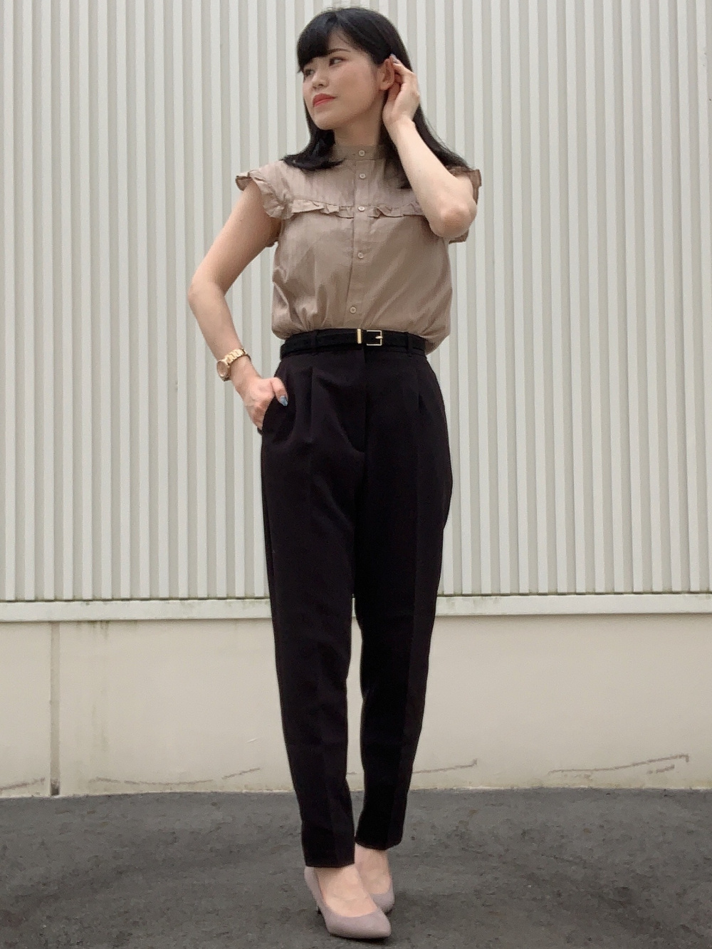 フリルブラウス(半袖)、ストレッチテーパードパンツ」の着用