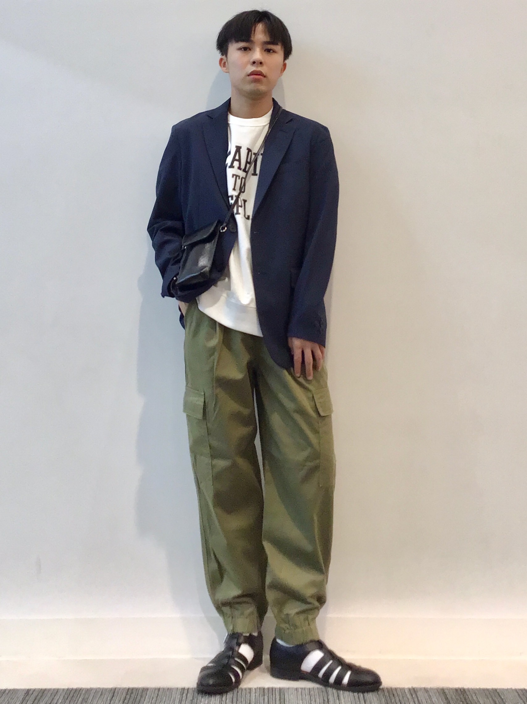 ウォッシャブルテーラードジャケットSW(セットアップ可能)とスウェT(5分袖)(ロゴ)3のコーデ | GU公式 STYLING BOOK ウォッシャブルテーラードジャケットSW(セットアップ可能)とスウェT(5分袖)(ロゴ)3のコーデ | GU公式 STYLING BOOK