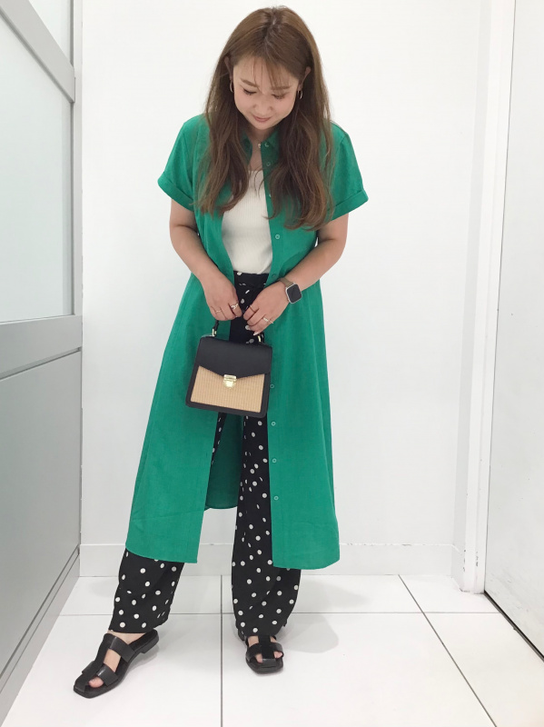 エアリーバンドカラーシャツ(半袖)、フラワープリントプリーツスカート