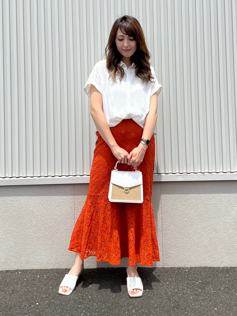 エアリーシャツ(半袖)、レースマーメイドロングスカート」の着用