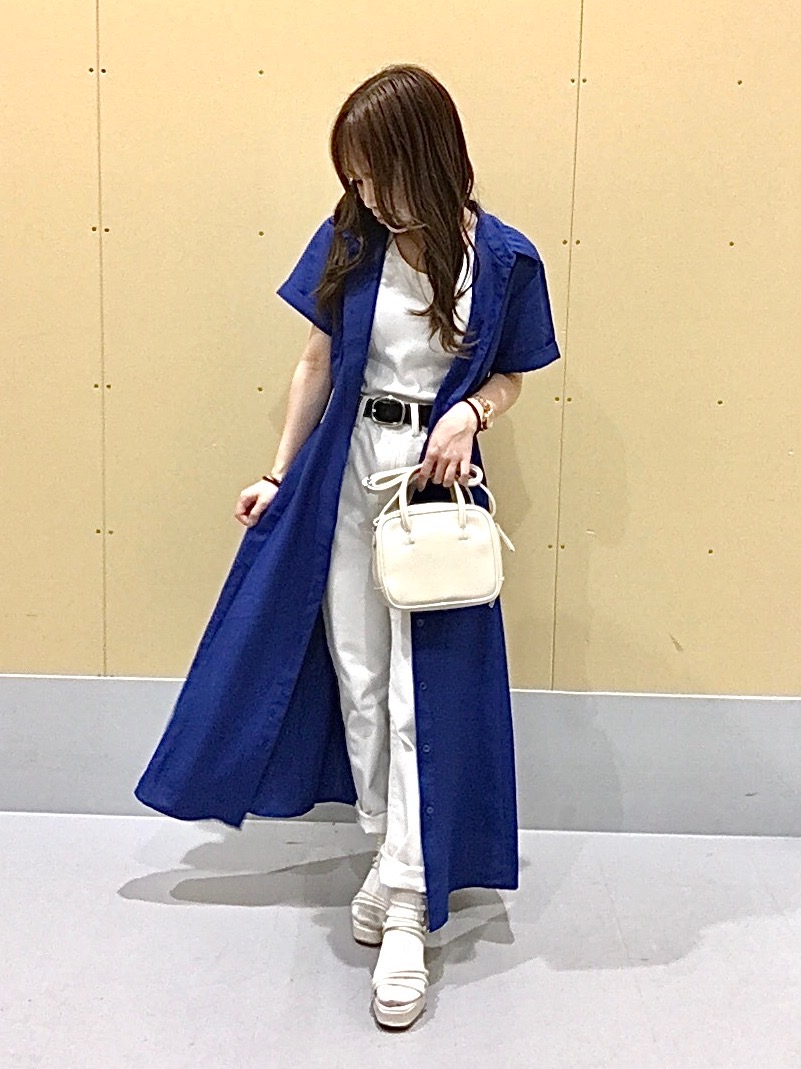 カラーシャツワンピース 半袖 とストライプビスチェ セットアップ可能 のコーデ Gu公式 Styling Book