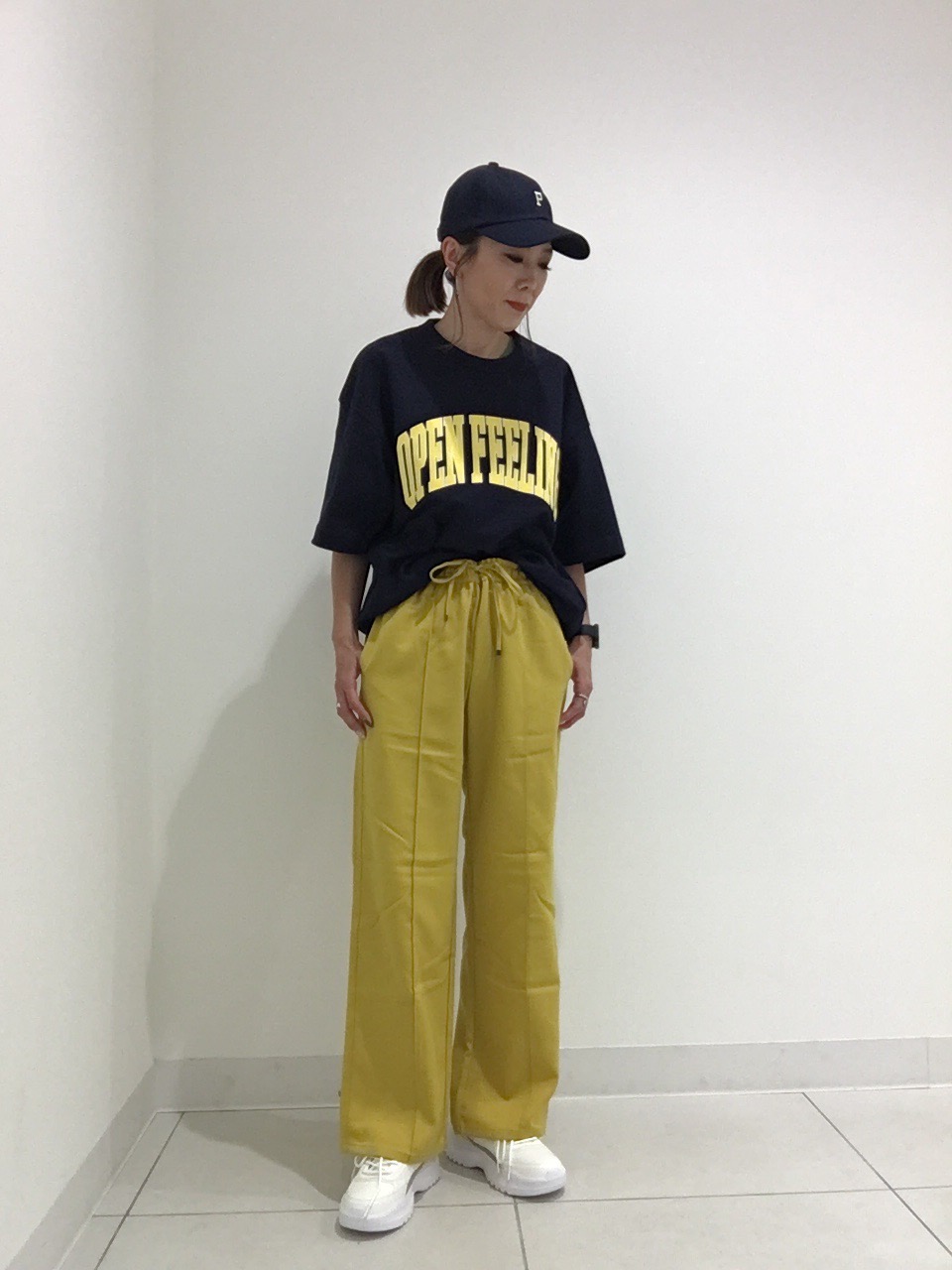 スウェットイージーパンツ、スウェT(5分袖)(ロゴ)1」の着用