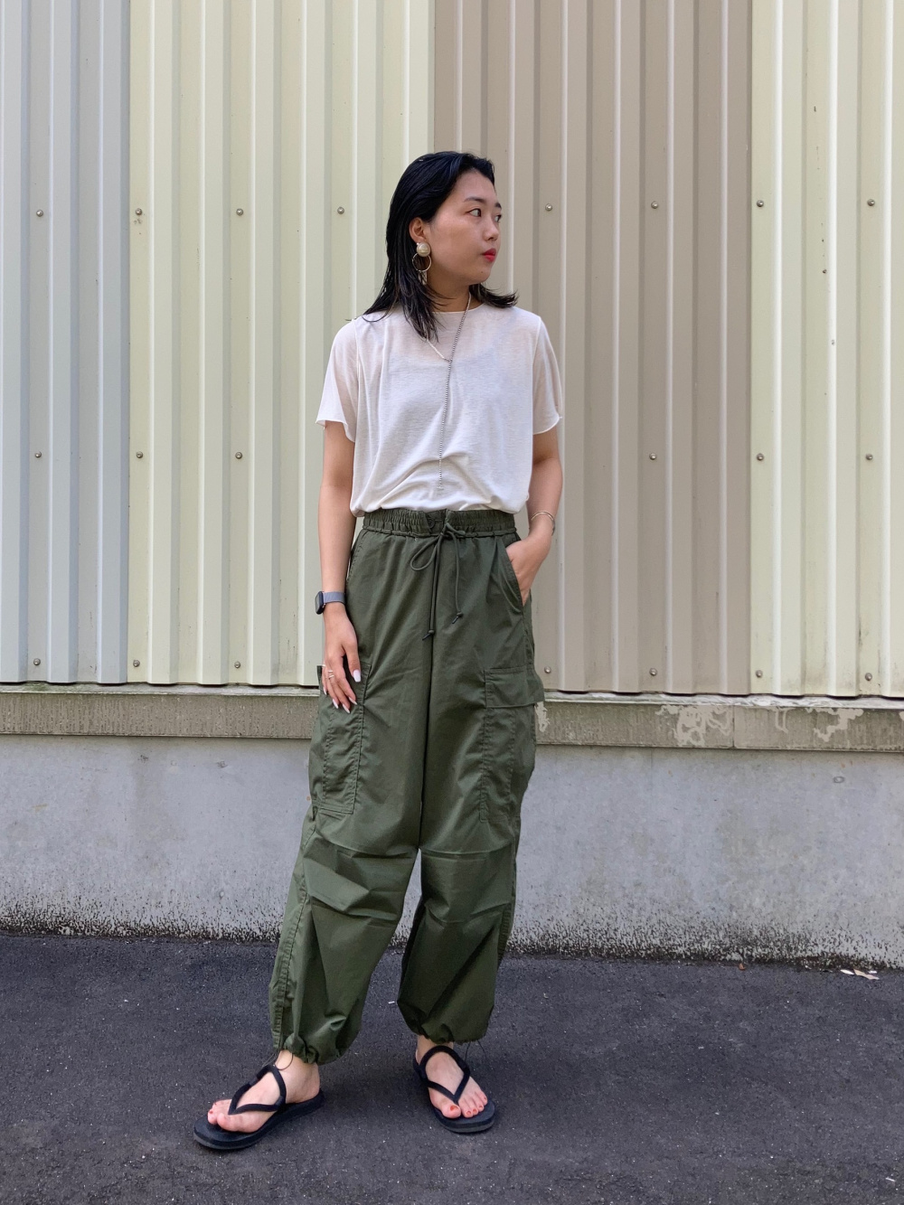 GU カーキパンツ