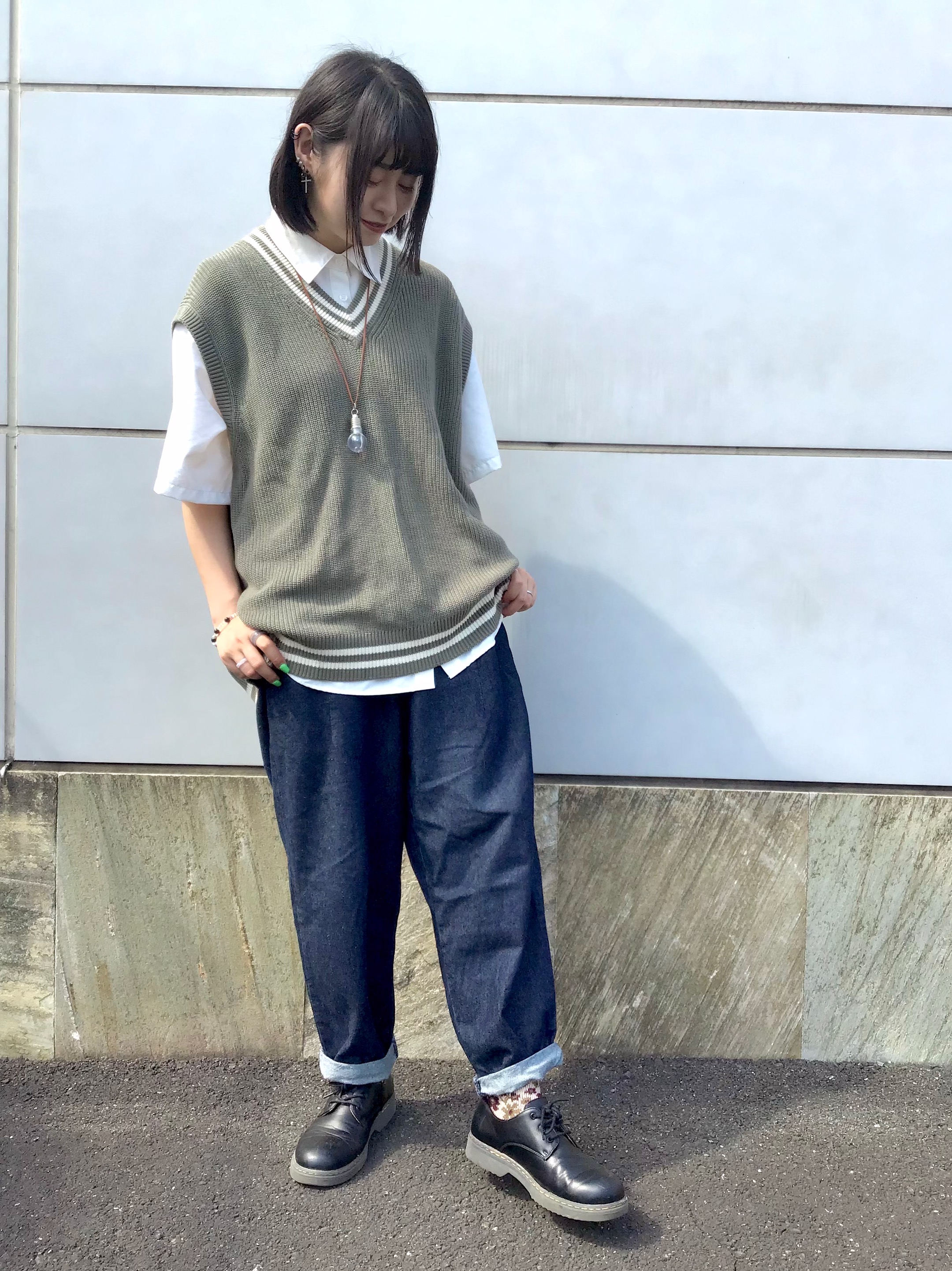 ウォッシャブルリラックスフィットチルデンニットベストとデニムバルーンパンツのコーデ Gu公式 Styling Book