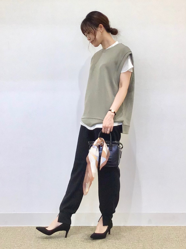 エアリーバンドカラーシャツ(半袖)、フラワープリントプリーツスカート