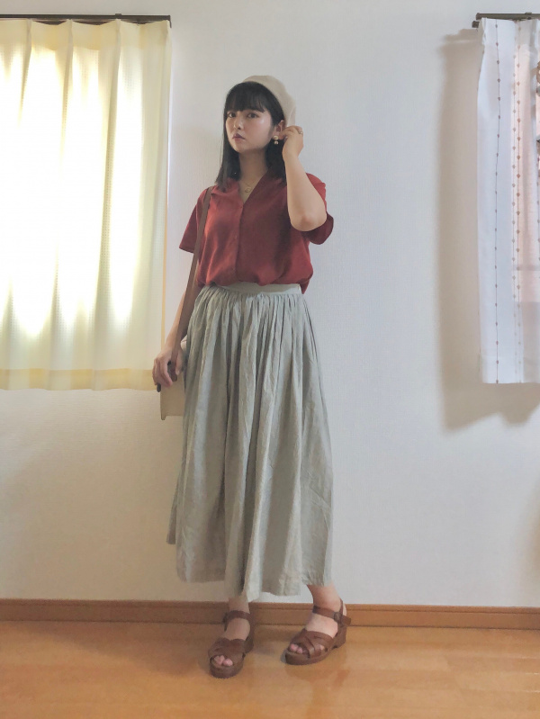 エアリーバンドカラーシャツ(半袖)、フラワープリントプリーツスカート