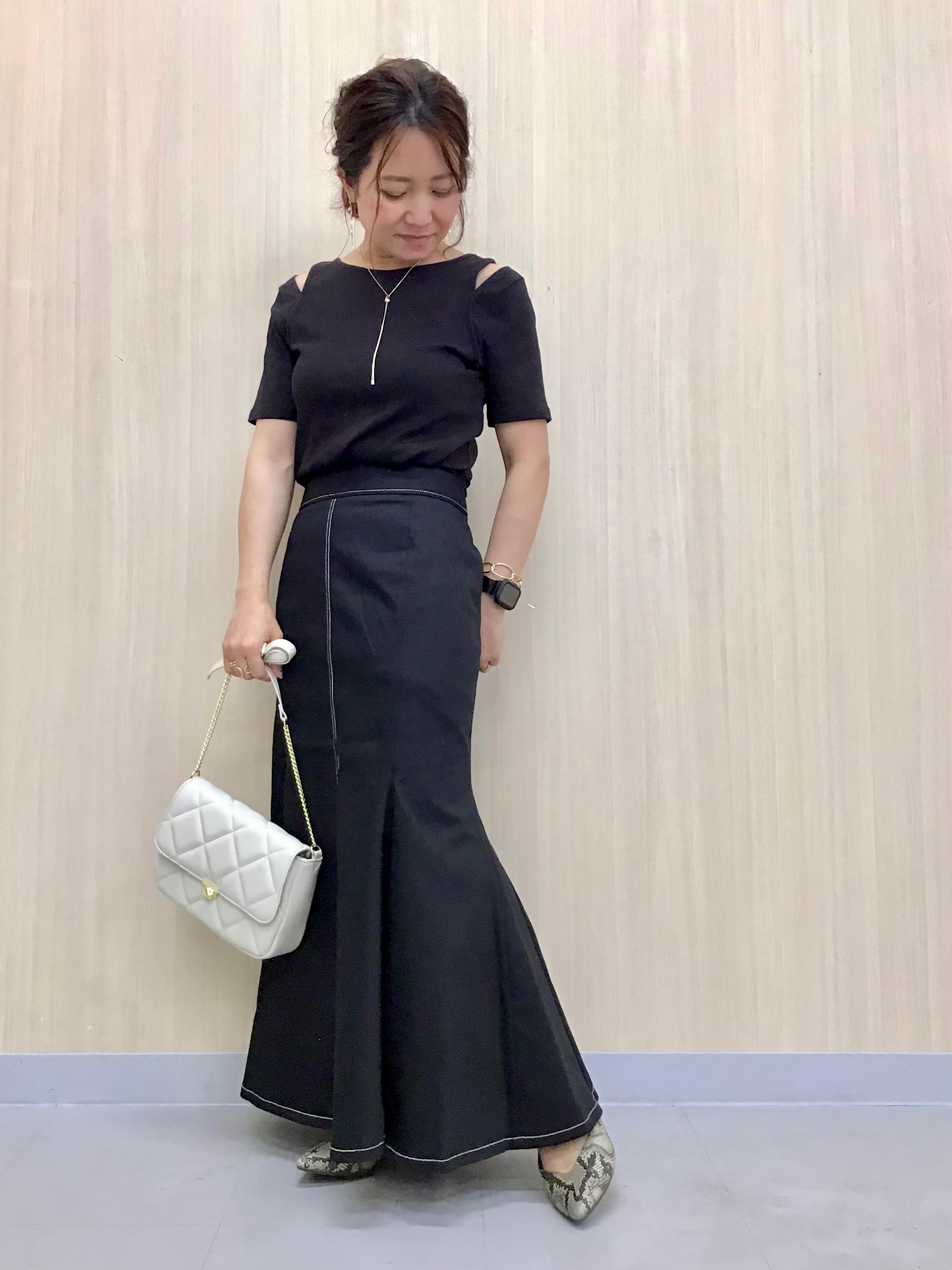 ステッチマーメイドロングスカートqbとキルティングスクエアバッグのコーデ Gu公式 Styling Book