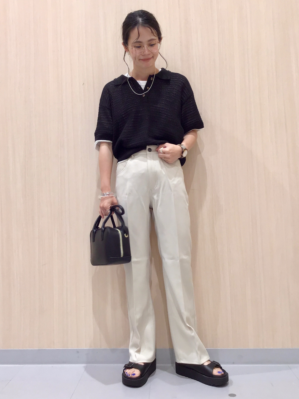 透かし編みポロセーター(半袖)、スウェT(5分袖)(ロゴ)3」の着用