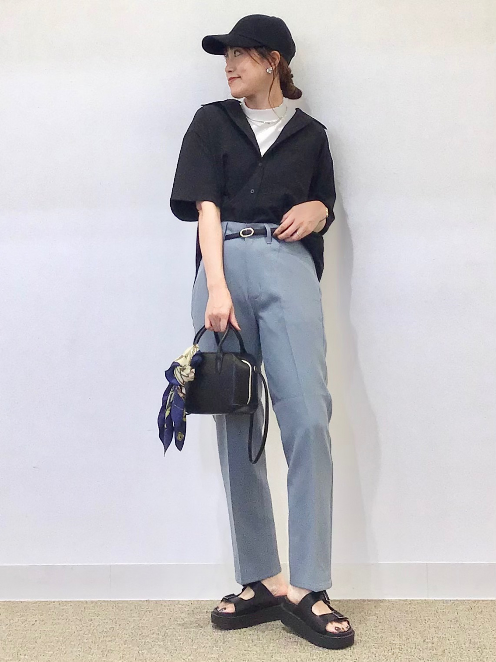 バックドロー ストリング ベスト おしゃれ パンツ コーデ ドロストパンツで作る大人のリラックスカジュアルスタイル