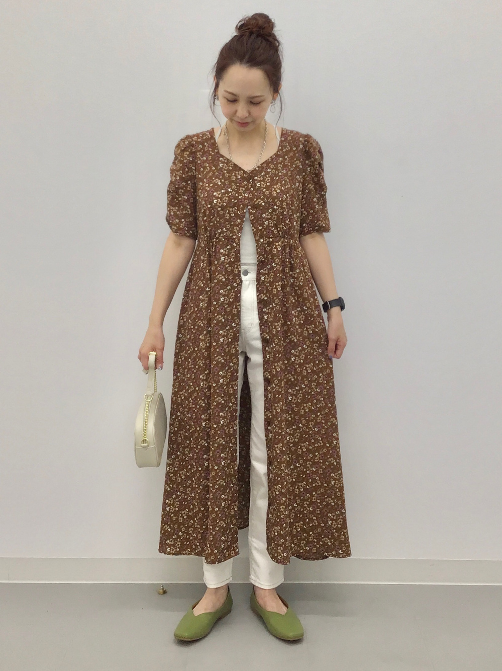 フラワープリントフロントボタンワンピース(5分袖)」の着用