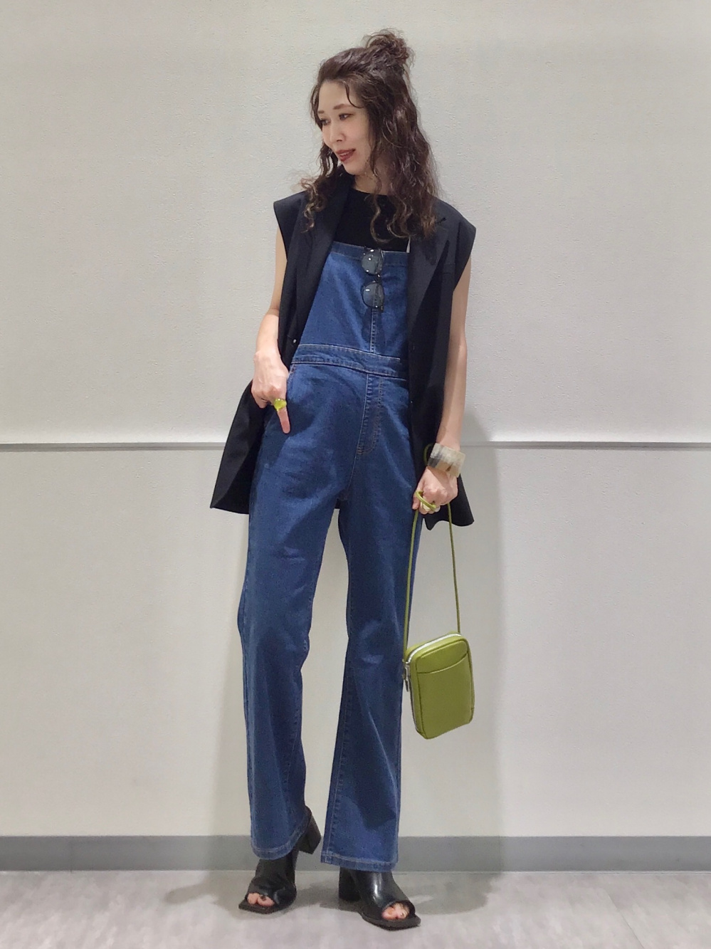 リブクロップドタンクトップYT+E、フェイクファーサンダル+E」の着用