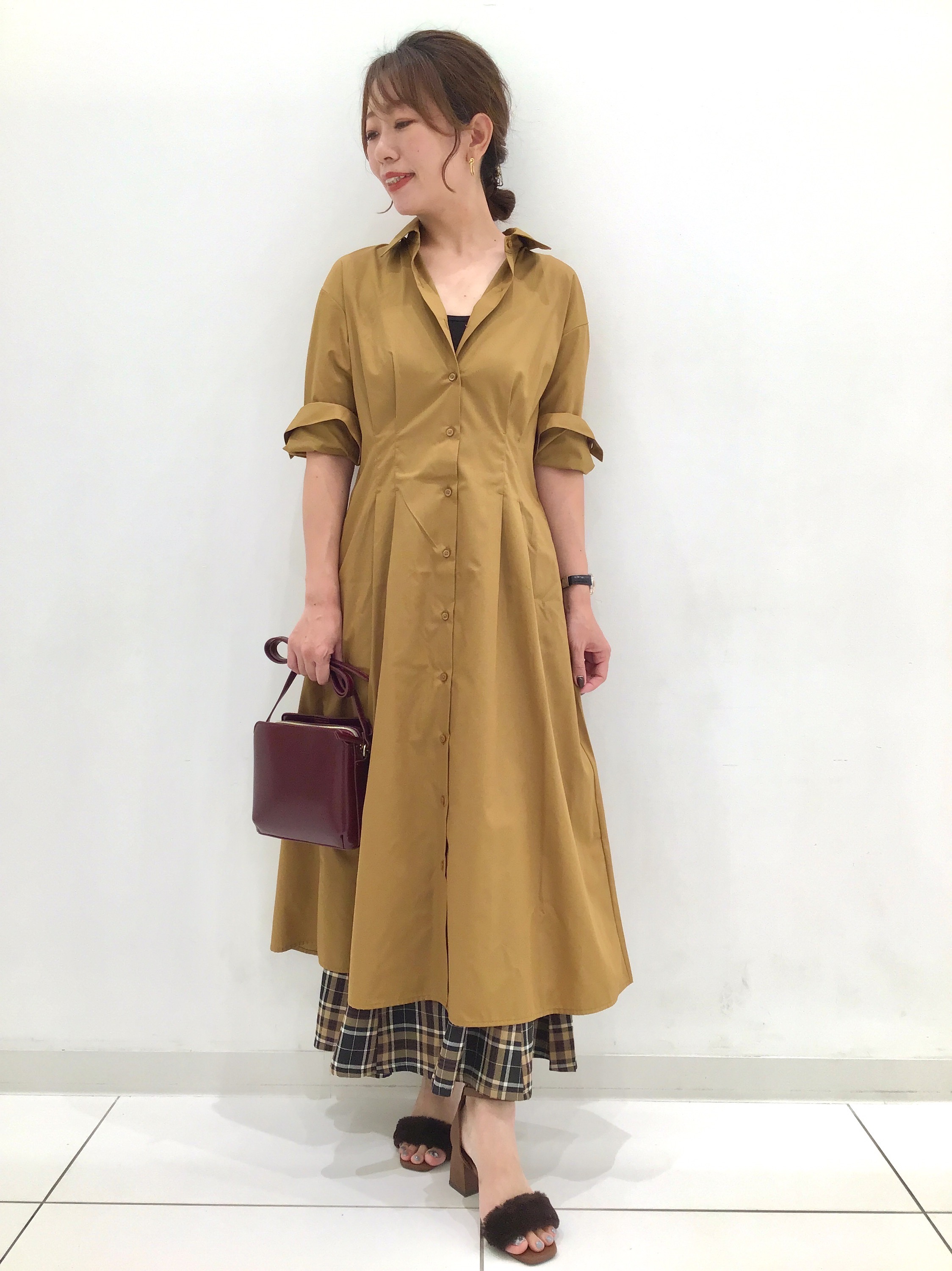 ウエストタックシャツワンピース 長袖 とヴィンテージスカーフのコーデ Gu公式 Styling Book