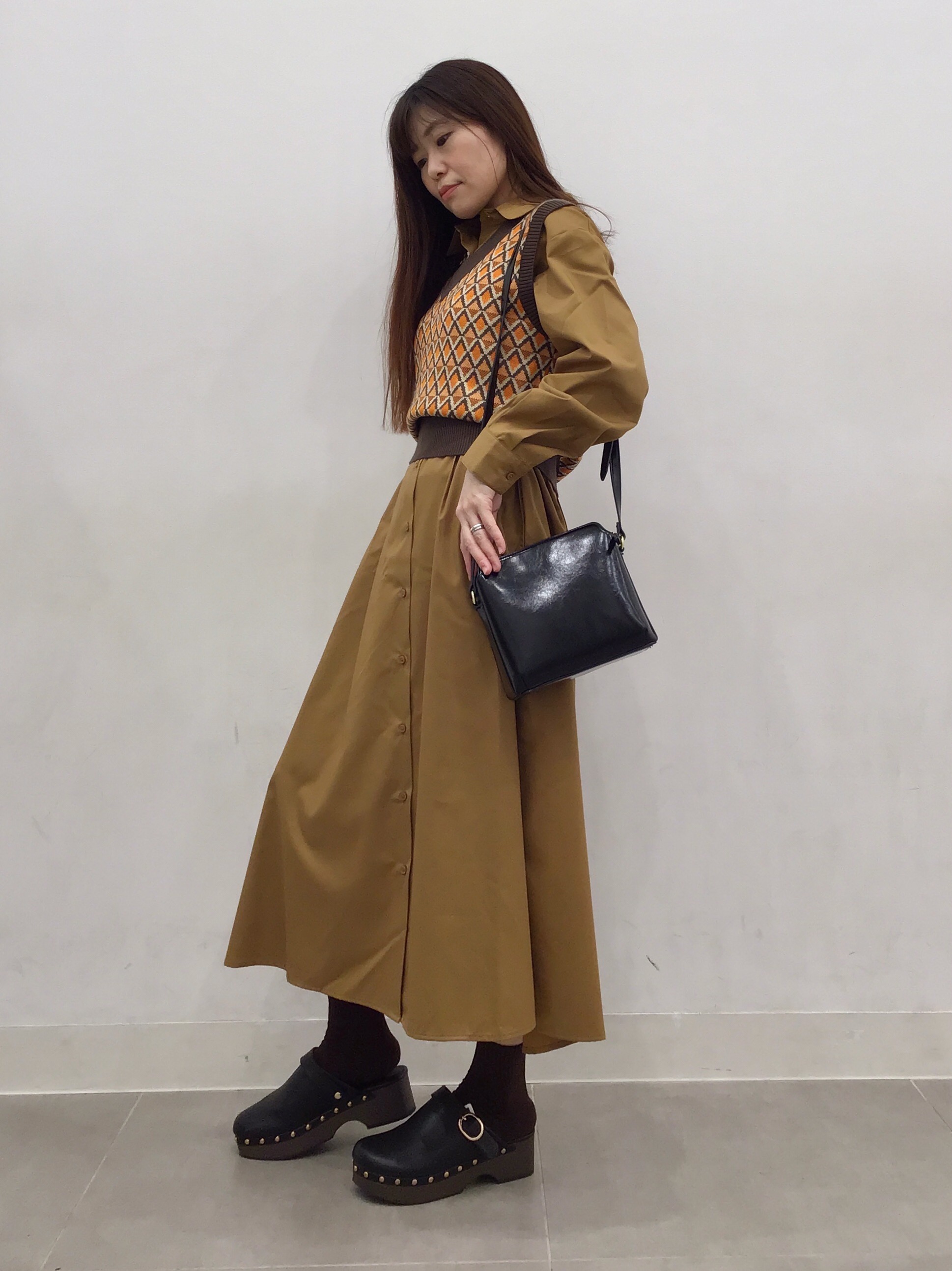 ウエストタックシャツワンピース 長袖 とジャカードベスト ダイヤ のコーデ Gu公式 Styling Book