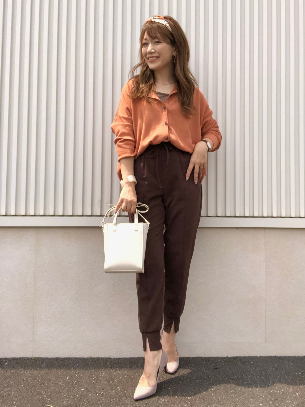 2WAYネックブラウス(長袖)Z、リブスリムフレアパンツ」の着用 
