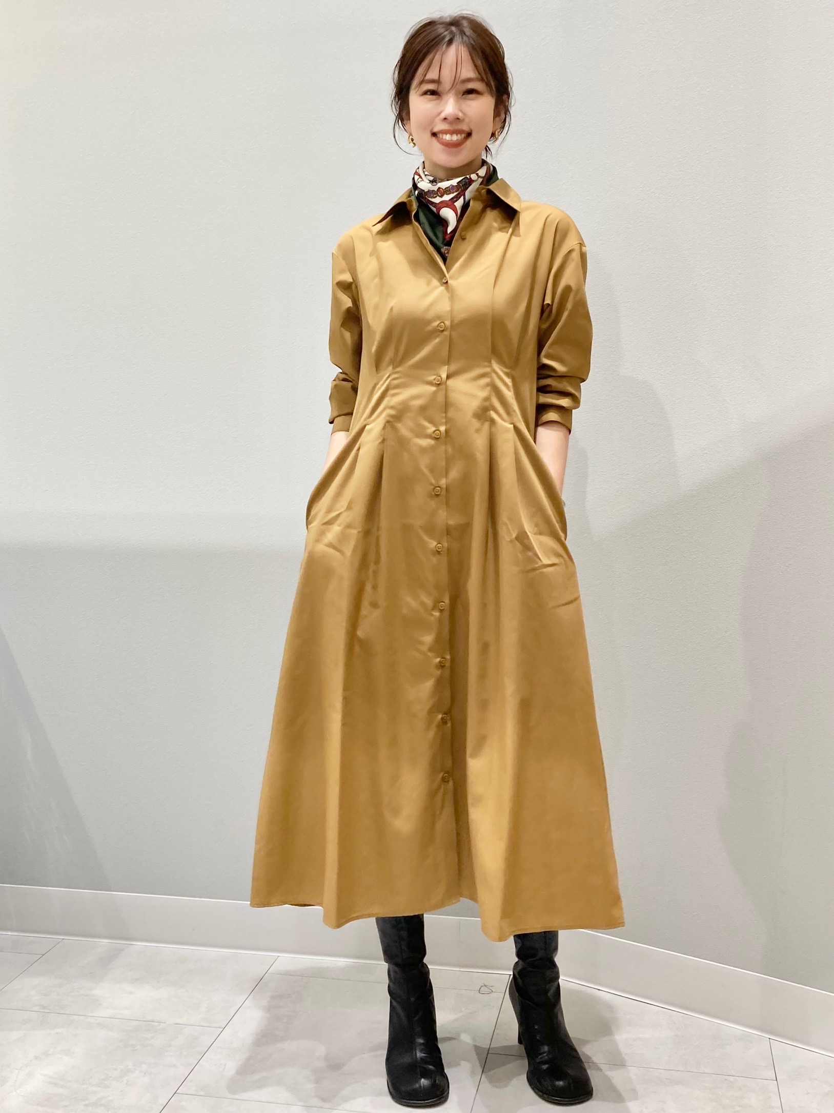 ウエストタックシャツワンピース 長袖 とヴィンテージスカーフのコーデ Gu公式 Styling Book