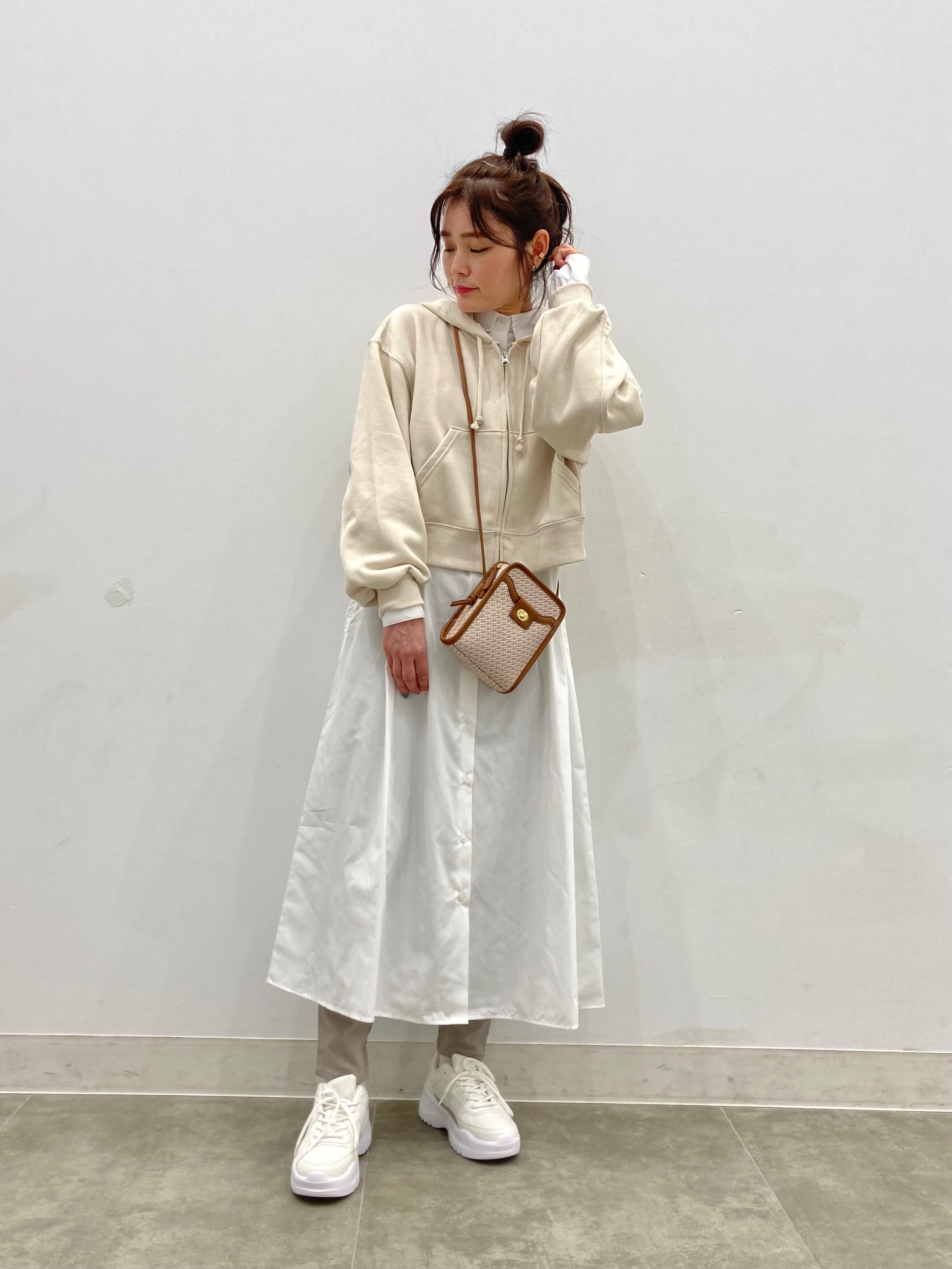 ウエストタックシャツワンピース 長袖 とウエスタンバックルベルトのコーデ Gu公式 Styling Book