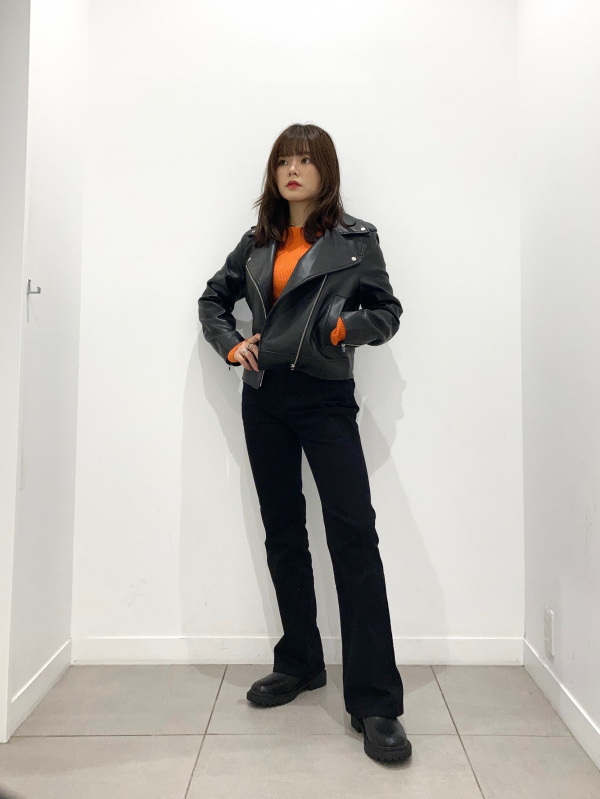 フェイクレザーライダースジャケットYT+E（レディース）の着用
