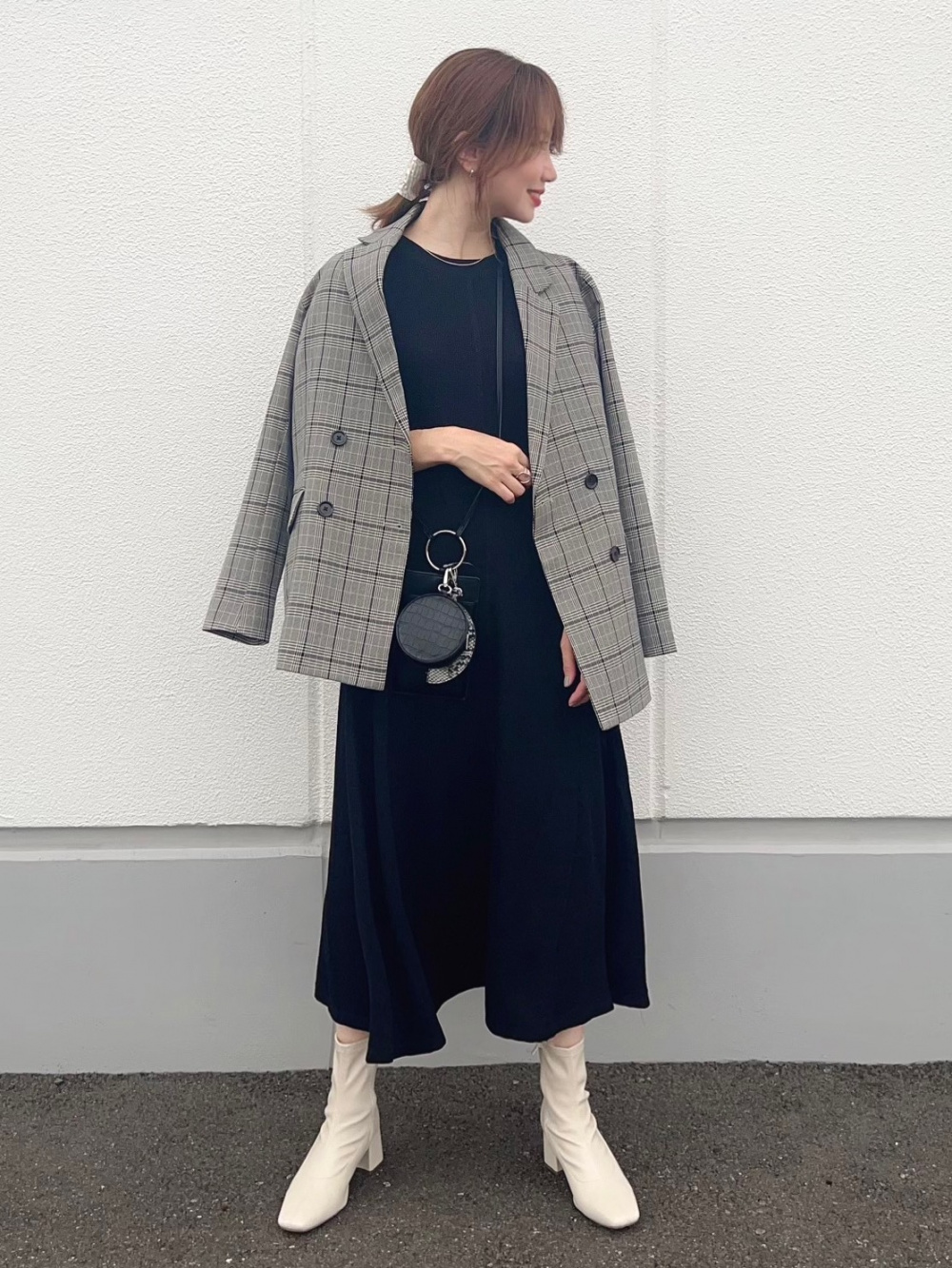 ワッフルバックヘンリーネックフレアワンピース(長袖)」の着用