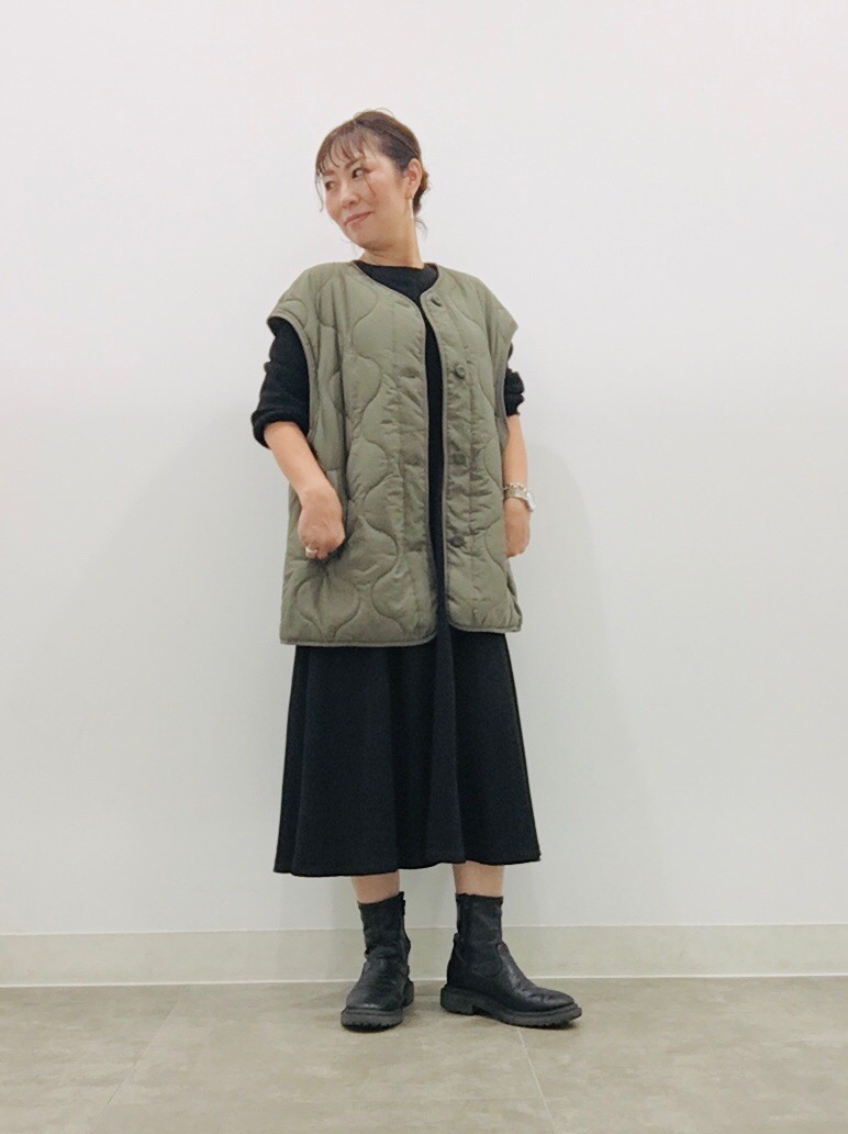 ワッフルバックヘンリーネックフレアワンピース(長袖)」の着用