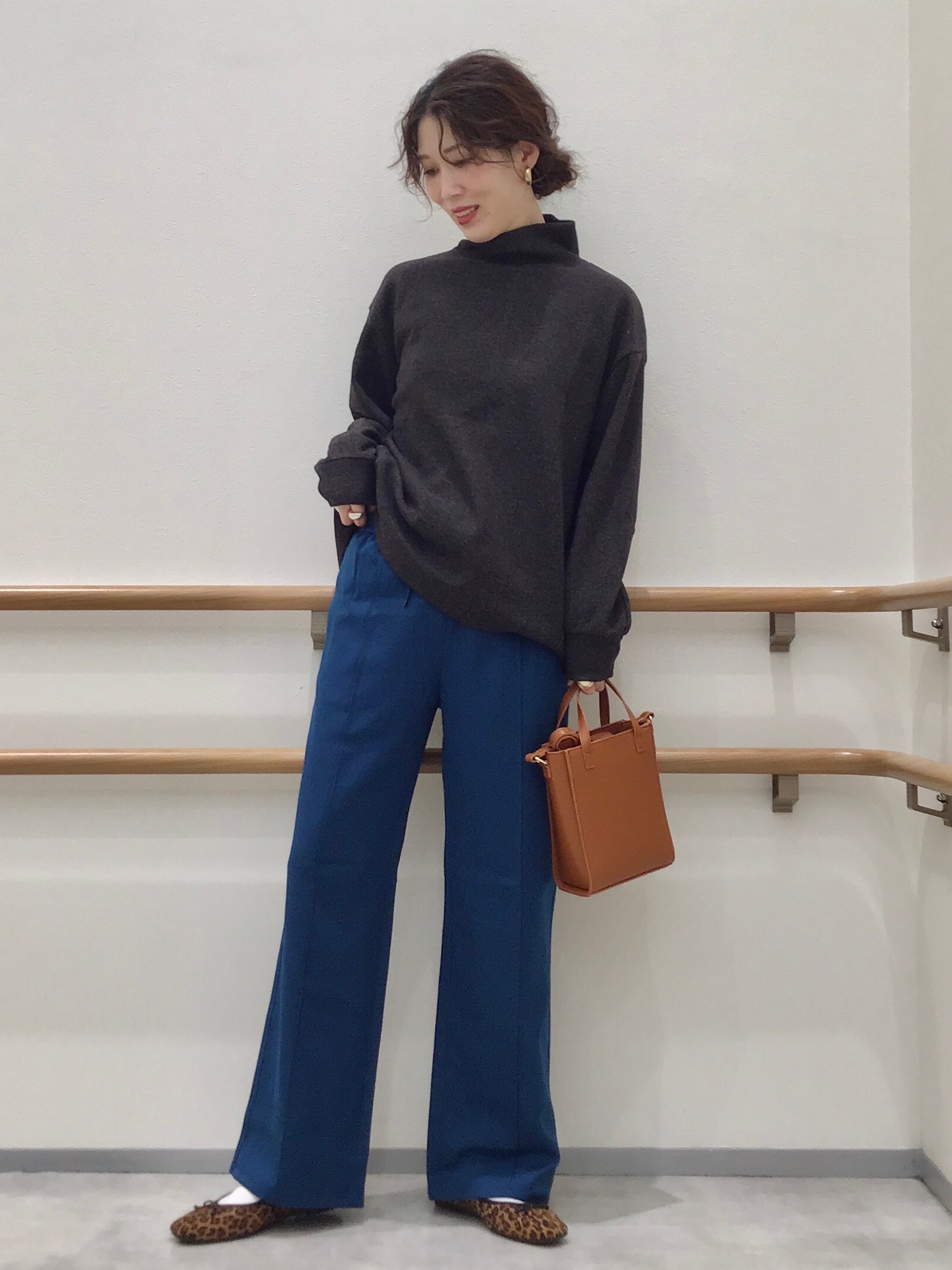 プルオンパンツ(丈標準69.5～73.5cm)とバーティカルショルダーバッグの