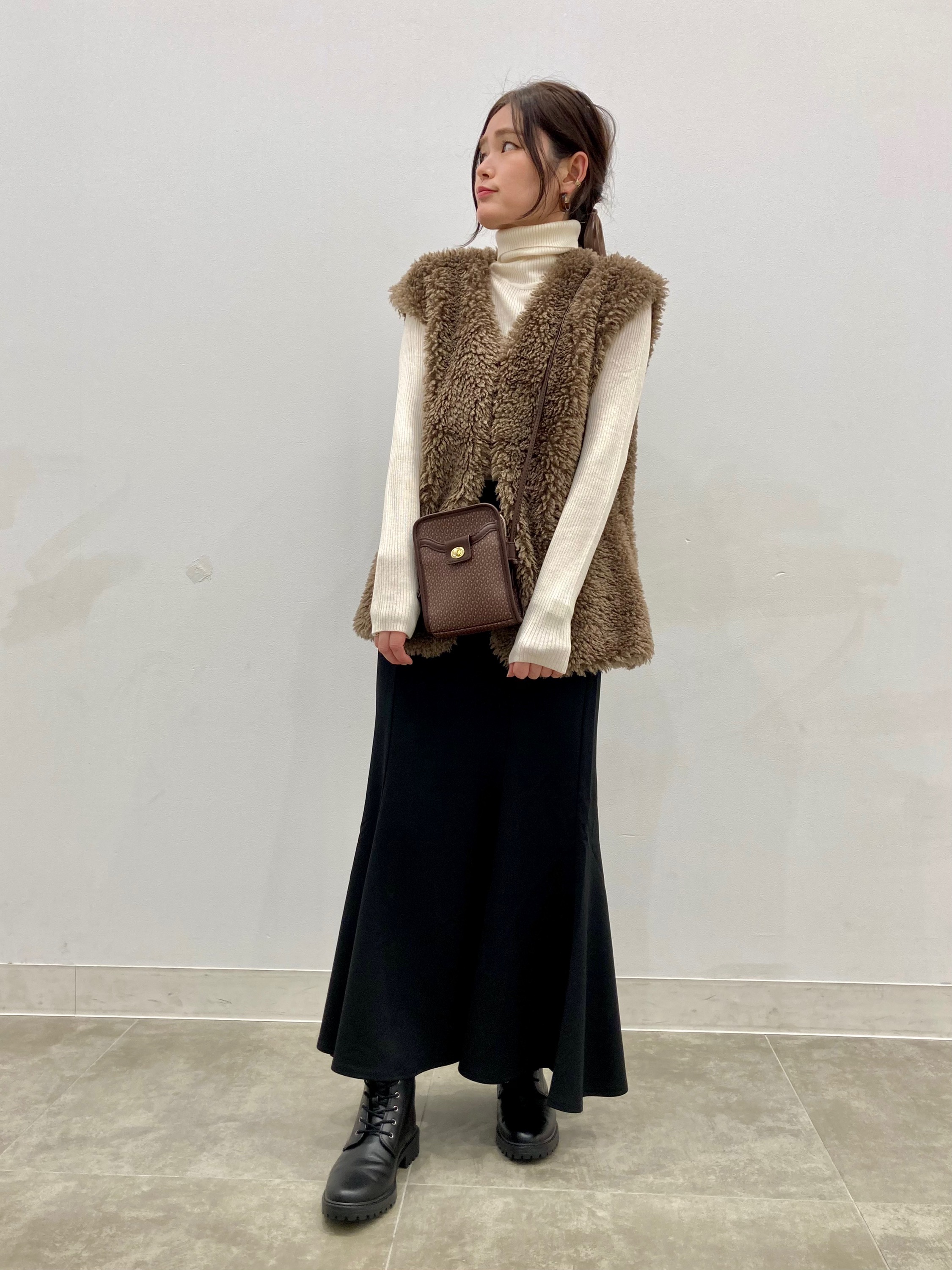 Girlsフェイクファーベストセットスウェットワンピース 長袖 とリブタートルネックセーター 長袖 のコーデ Gu公式 Styling Book