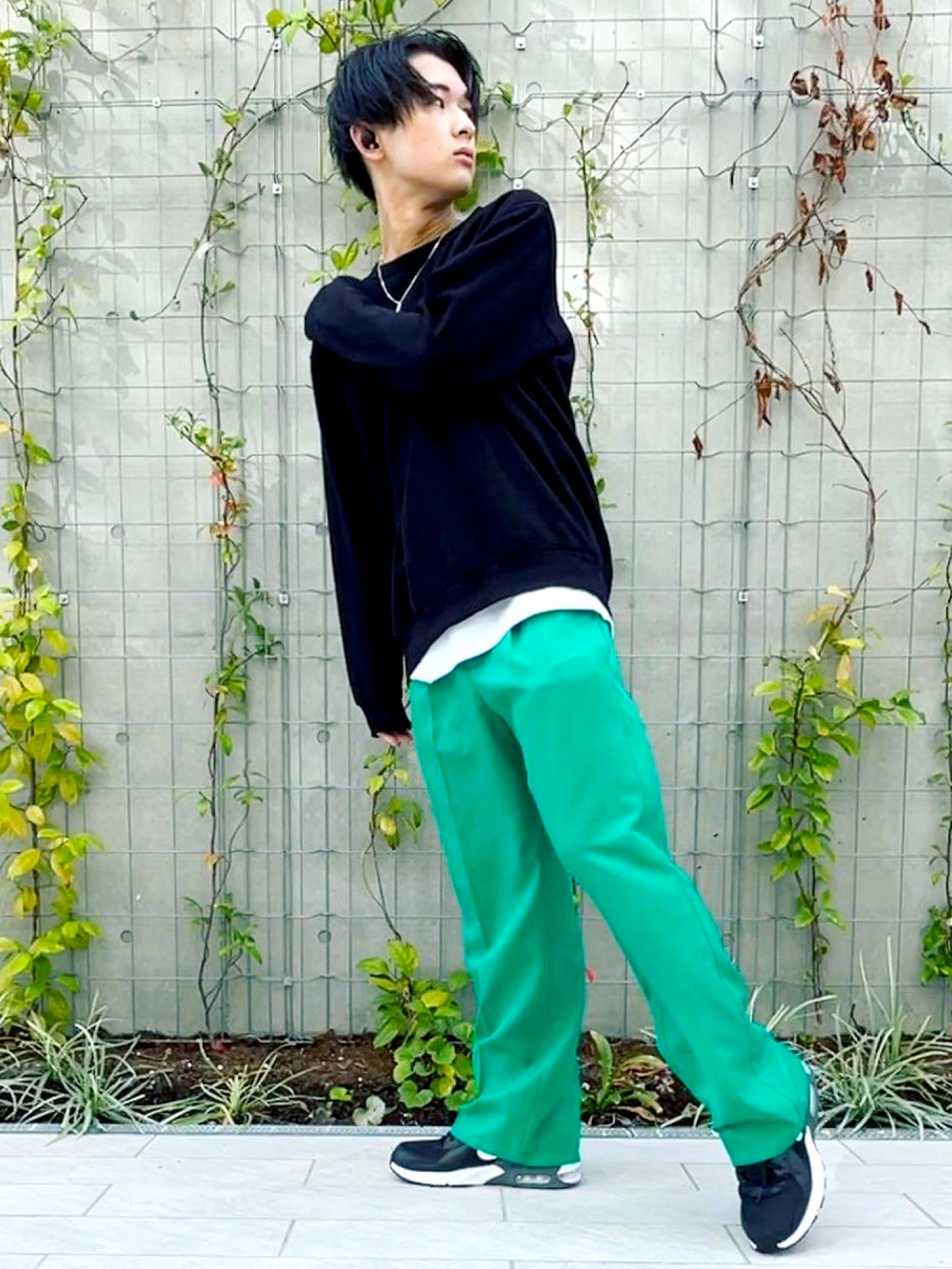 ドライポンチロングタンクトップ、ストレッチテーパードパンツ」の着用