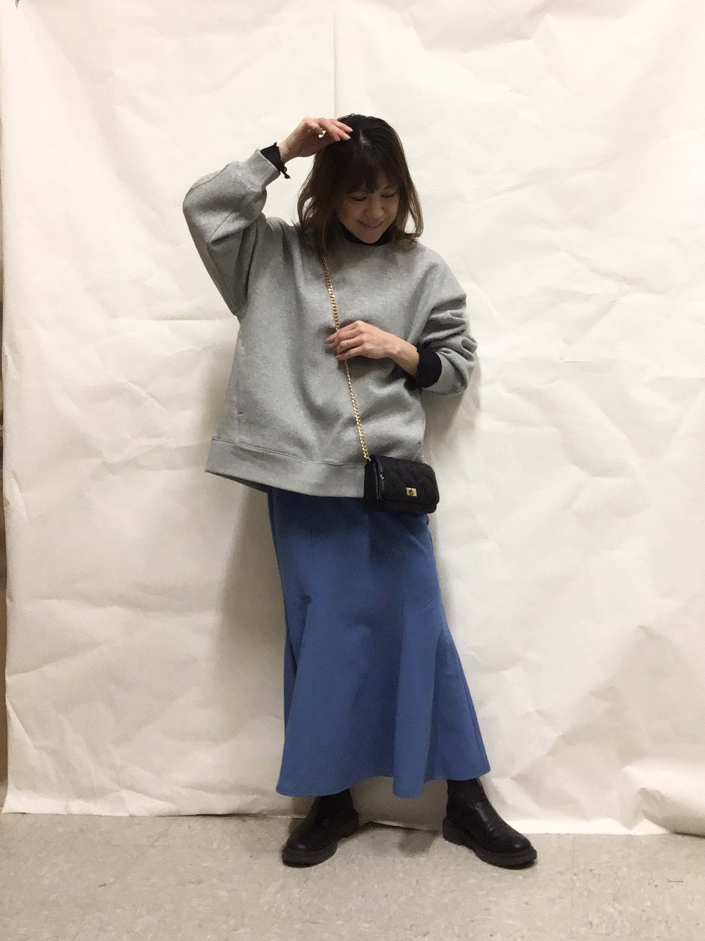 シアーハイネックT(長袖)Q、ラメVネックセーター(長袖)Z」の着用 