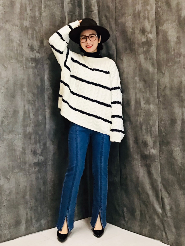 ハイライズフロントスリットフレアジーンズYT+E（レディース）の着用