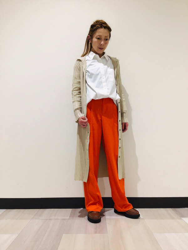 発色 サンプル画像 フロントボタンニットワンピース(長袖)（レディース）の着用