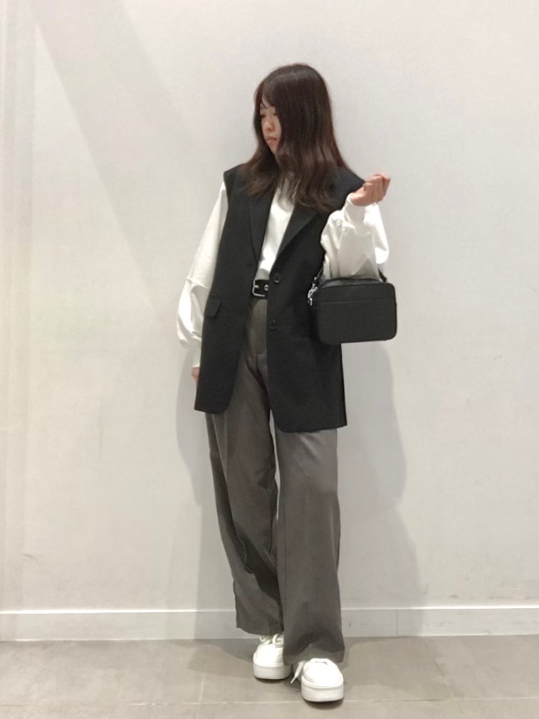 カーディガンセットワンピース(長袖)、チェーンベルト」の着用